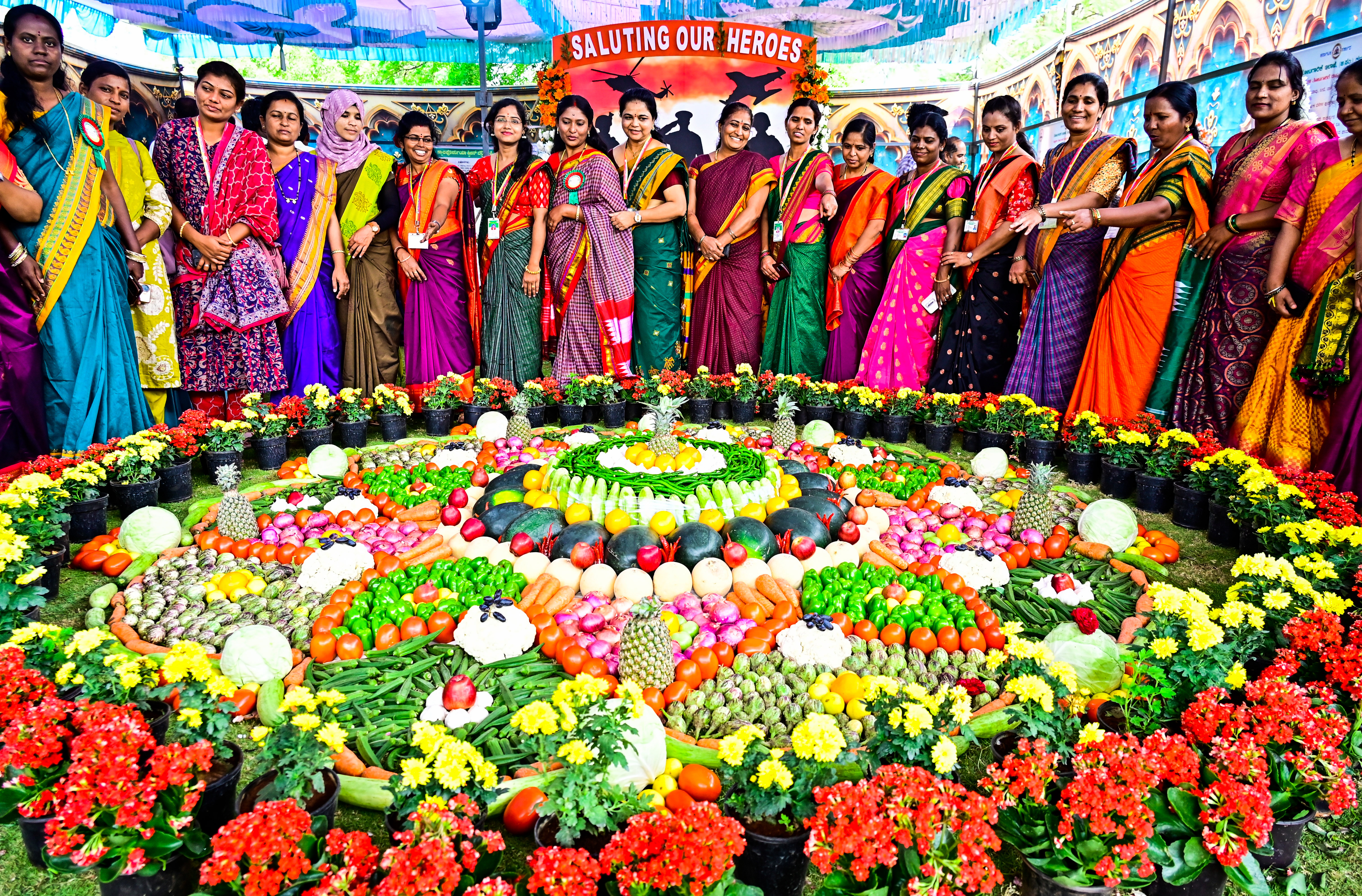 ಶರಣಬಸವೇಶ್ವರ ಕೆರೆಯ ಉದ್ಯಾನವದಲ್ಲಿ ಭಾನುವಾರ ಆಯೋಜಿಸಿದ್ದ ಫಲಪುಷ್ಪ ಪ್ರದರ್ಶನ ಮತ್ತು ಮಾರಾಟ ಮೇಳವನ್ನು ಮಹಿಳೆಯರು ವೀಕ್ಷಿಸಿದರು