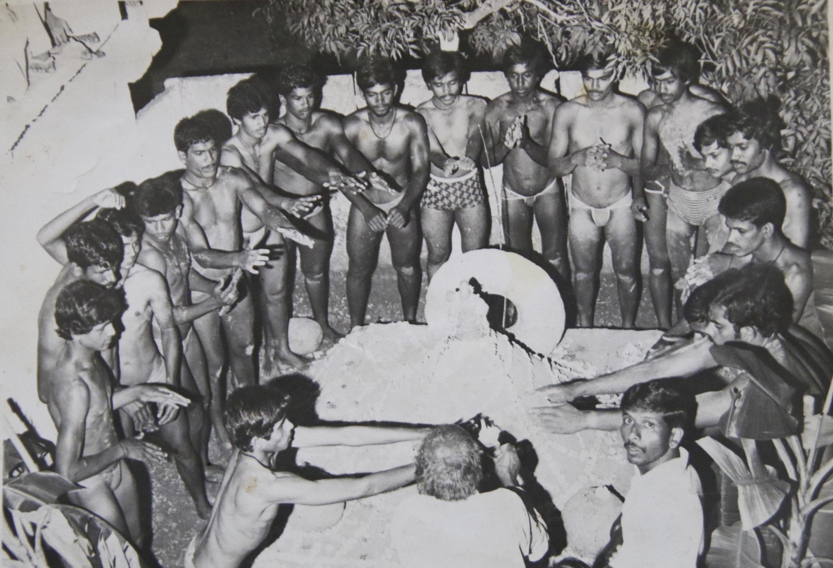 ಕೆಂಪು ಮಣ್ಣಿಗೆ ಹಾಲು ತುಪ್ಪ ಕರ್ಪೂರ ಹಾಗೂ ಸಾಸಿವೆ ಎಣ್ಣೆಯನ್ನು ಬೆರೆಸಿ ಹದಗೊಳಿಸಿ ಮಟ್ಟಿ ಪೂಜೆಯಲ್ಲಿ ನಿರತರಾದ ಗರಡಿಪಟುಗಳು