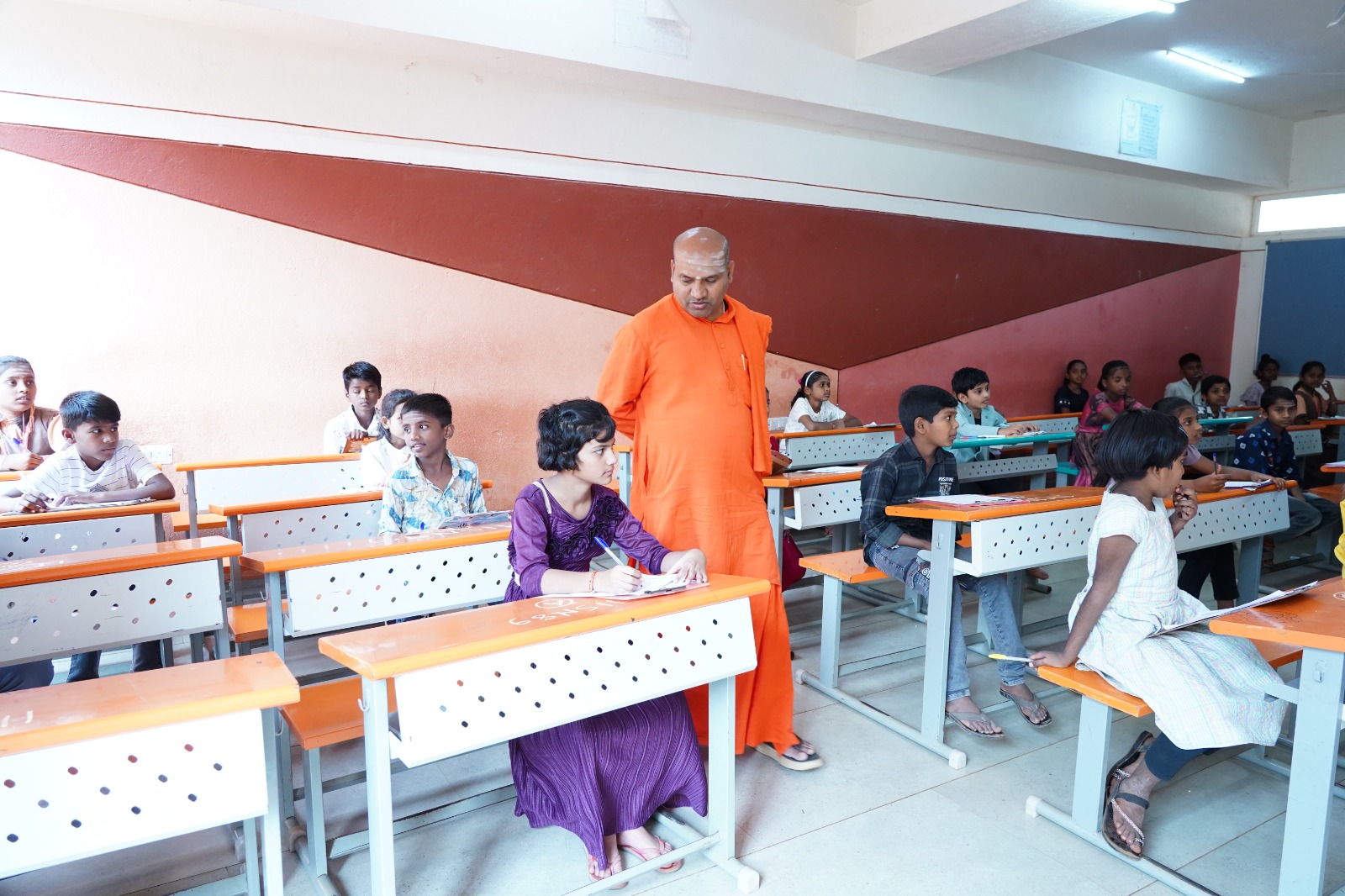 ಭಾಲ್ಕಿ ತಾಲ್ಲೂಕಿನ ಕರಡ್ಯಾಳದ ಚನ್ನಬಸವೇಶ್ವರ ಗುರುಕುಲದಲ್ಲಿ ವಿದ್ಯಾರ್ಥಿಗಳು ಉಚಿತ ಪ್ರವೇಶಕ್ಕಾಗಿ ಪ್ರವೇಶ ಪರೀಕ್ಷೆಗೆ ಬರೆದರು