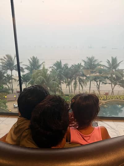 ಫೋಟೊದಲ್ಲಿ ಯಶ್‌ ಕೂಡ ಇದ್ದು, ತಲೆ ಮಾತ್ರ ಕಾಣಿಸಿದೆ. ಮಕ್ಕಳೊಂದಿಗೆ ಯಶ್ ಸಮಯ ಕಳೆಯುತ್ತಿರುವ ಫೋಟೊವನ್ನು ರಾಧಿಕಾ ಹಂಚಿಕೊಂಡಿದ್ದಾರೆ.