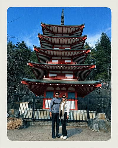 ಮಾಧುರಿ ಪತಿಯೊಂದಿಗೆ ಜಪಾನ್‌ನ ಪ್ರಸಿದ್ಧ 'ಮೌಂಟ್ ಫ್ಯೂಜಿ' ಎದುರು ನಿಂತು ಫೋಟೊ ಕ್ಲಿಕ್ಕಿಸಿಕೊಂಡಿದ್ದಾರೆ.