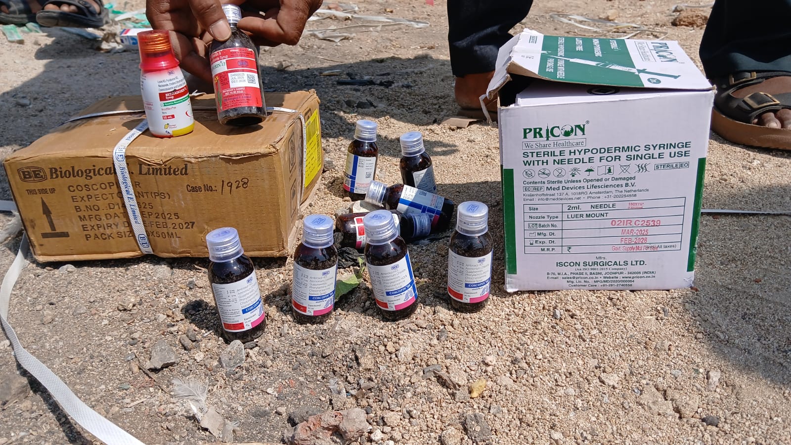 ರಾಯಚೂರಿನಲ್ಲಿ ತಿಪ್ಪೆಯಲ್ಲಿ ಪತ್ತೆಯಾದ ಸರ್ಕಾರಿ ಆಸ್ಪತ್ರೆಯ ಔಷಧಿಗಳು