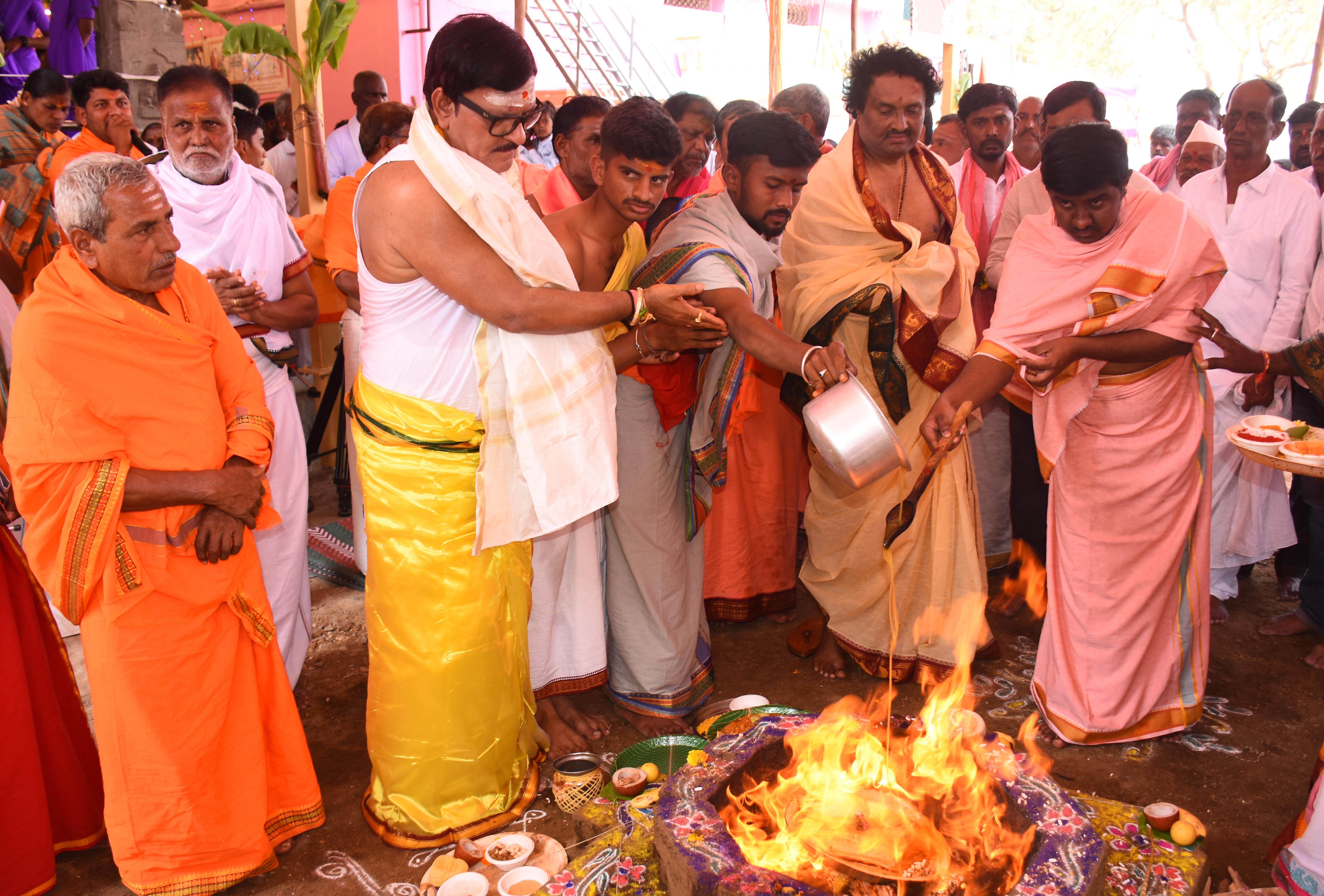 ಯಾದಗಿರಿ ತಾಲ್ಲೂಕಿನ ಅಬ್ಬೆ ತುಮಕೂರಿನ ವಿಶ್ವಾರಾಧ್ಯರ ಜಾತ್ರೆಯ ಅಂಗವಾಗಿ ಭಾನುವಾರ ಗಂಗಾಧರ ಶಿವಾಚಾರ್ಯರು ಕಿರಿಯ ಸ್ವಾಮೀಜಿ ಶಿವಶೇಖರ ಶಿವಾಚಾರ್ಯರು ರಥಾಂಗ ಹೋಮ ನೆರವೇರಿಸಿದರು