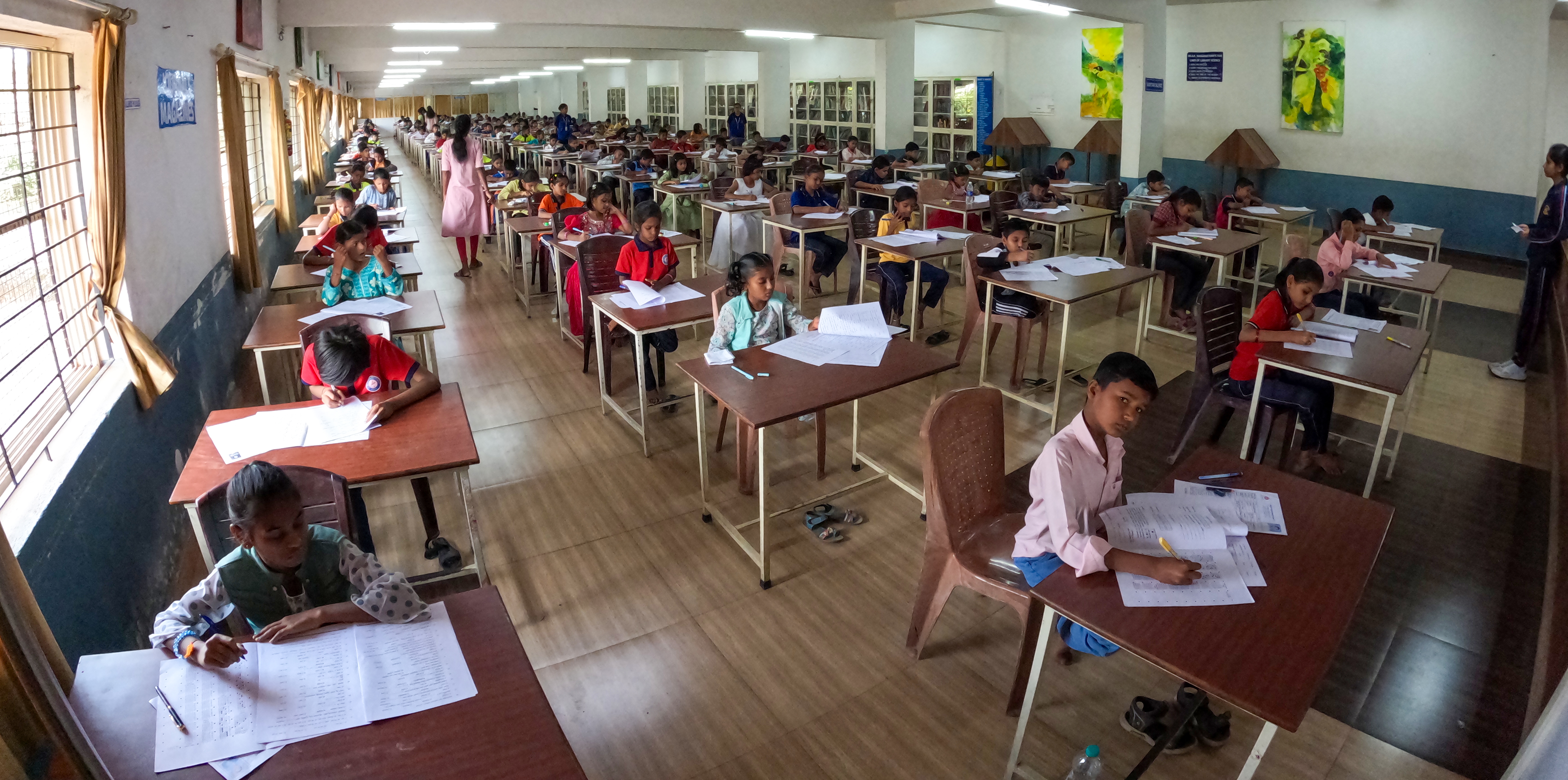 ಮೂಡುಬಿದಿರೆಯ ಆಳ್ವಾಸ್ ಕನ್ನಡ ಮಾಧ್ಯಮ ಶಾಲೆಯ ಪ್ರವೇಶಕ್ಕಾಗಿ ಭಾನುವಾರ ಪರೀಕ್ಷೆ ಬರೆದ ವಿದ್ಯಾರ್ಥಿಗಳು