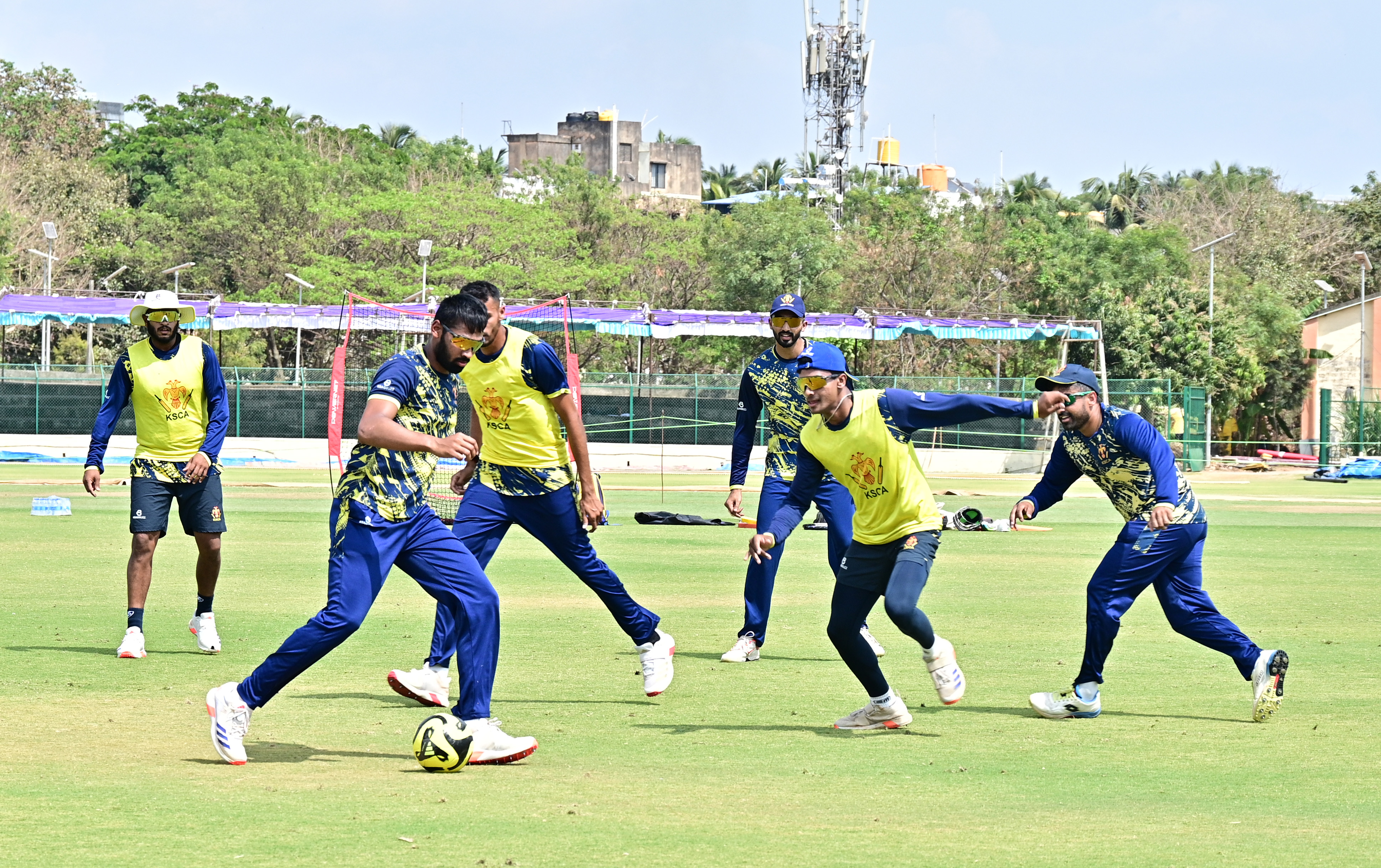 ಹುಬ್ಬಳ್ಳಿಯ ರಾಜನಗರದ ಕೆಎಸ್‌ಸಿಎ ಕ್ರೀಡಾಂಗಣದಲ್ಲಿ ಕರ್ನಾಟಕ ತಂಡದ ಆಟಗಾರರು ಭಾನುವಾರ ಅಭ್ಯಾಸದ ವೇಳೆ ಫುಟ್‌ಬಾಲ್‌ ಆಡಿದರು  