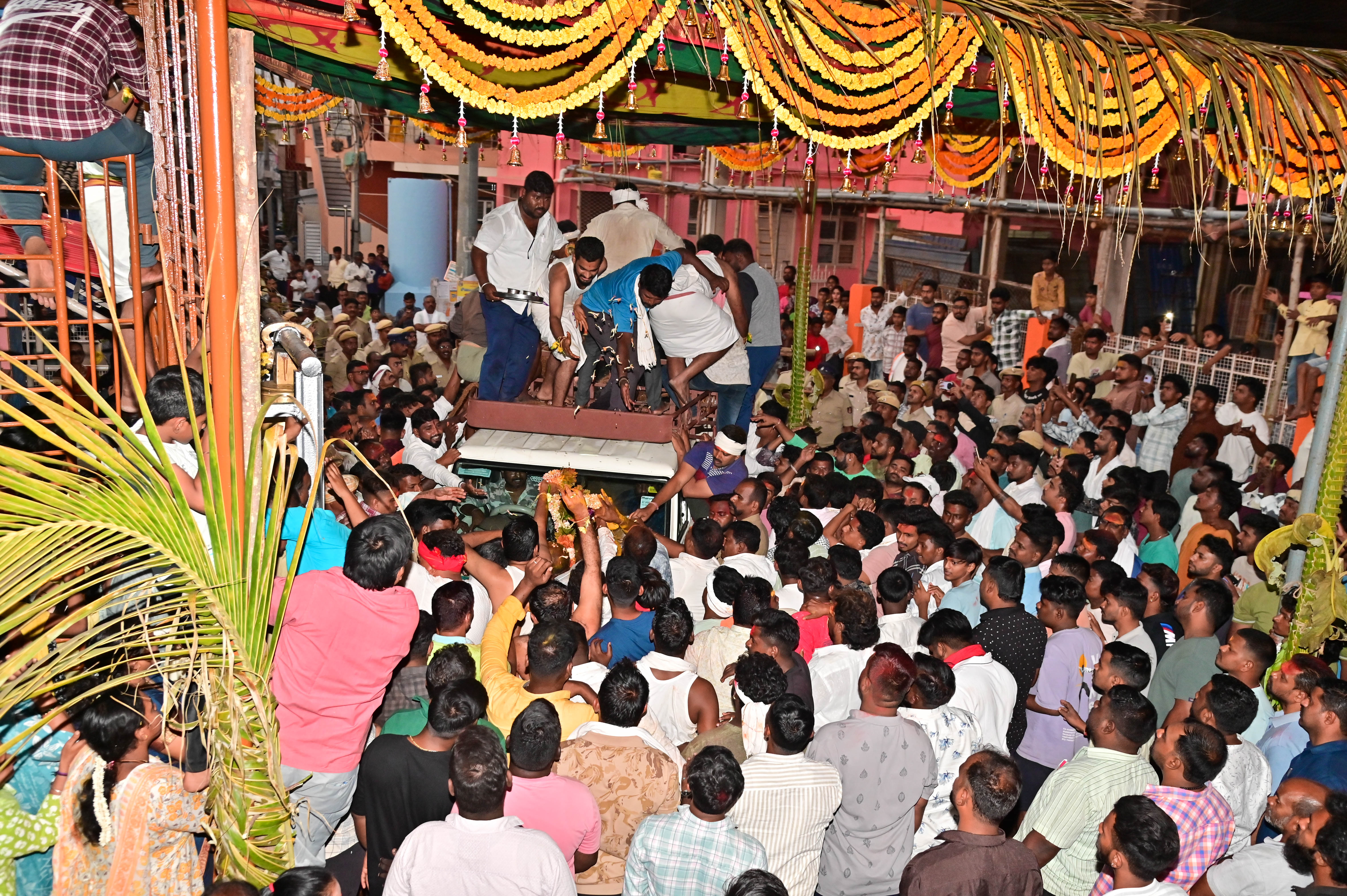 ದಾವಣಗೆರೆಯ ದುರ್ಗಾಂಬಿಕಾ ದೇವಸ್ಥಾನದ ಮುಂಭಾಗದಲ್ಲಿ ಜಾತ್ರೆ ಅಂಗವಾಗಿ ಸಾರು ಹಾಕುವ ಕಾರ್ಯ ಭಾನುವಾರ ರಾತ್ರಿ ನಡೆಯಿತು 