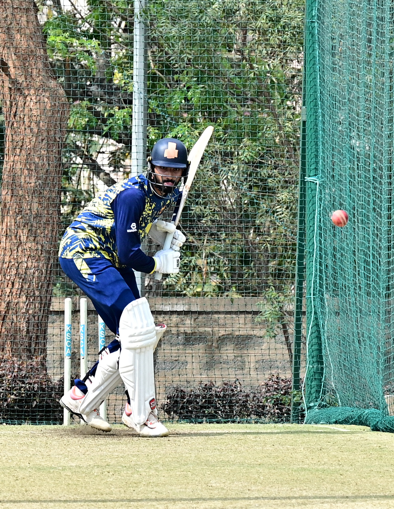 ಕರ್ನಾಟಕ ತಂಡದ ನಾಯಕ ದೇವದತ್ತ ಪಡಿಕ್ಕಲ್ ಭಾನುವಾರ ಅಭ್ಯಾಸ ನಡೆಸಿದರು