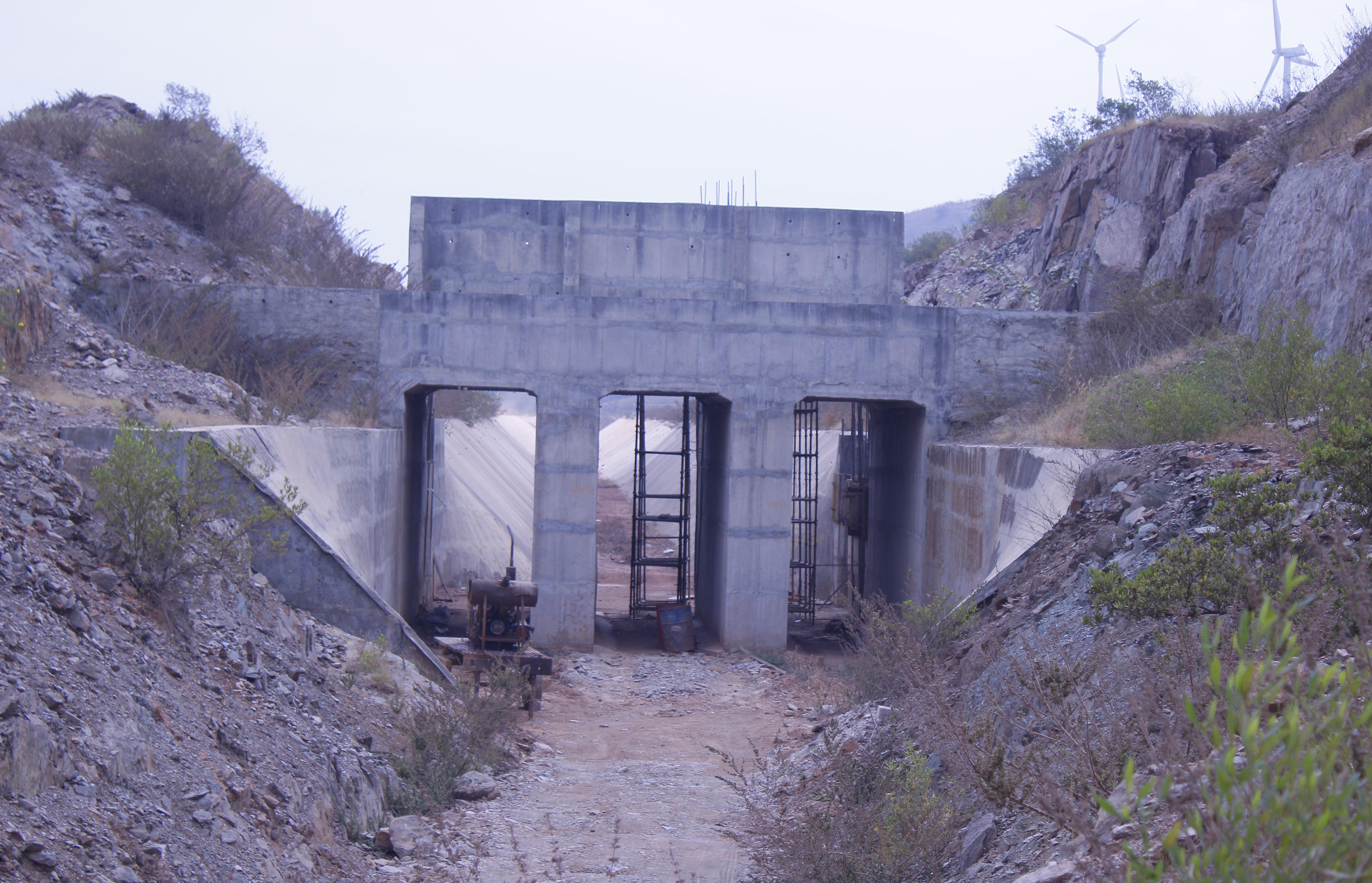 ಚಿತ್ರದರ್ಗ ಶಾಖಾ ನಾಲೆಯ ಕಾಮಗಾರಿ ಅರ್ಧಕ್ಕೆ ನಿಂತು ಹೋಗಿರುವುದು