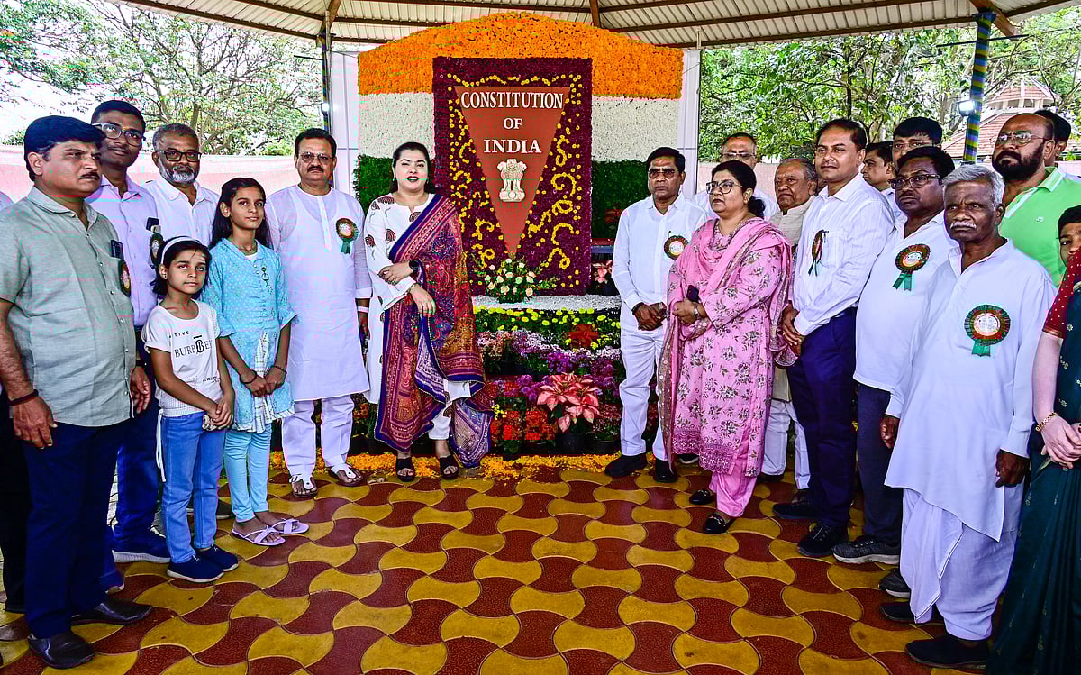 ಕಲಬುರಗಿ: ಹೂವುಗಳ ಅಲಂಕೃತ ‘ಸಂವಿಧಾನ’ ಆಕರ್ಷಣೆ