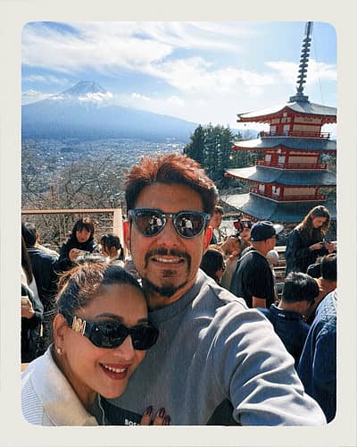 ಫ್ಯೂಜಿ: ಸಂಪ್ರದಾಯ, ದೇವಾಲಯಗಳು, ಹಿಮ ಮತ್ತು ಸಮುರಾಯ್‌ಗಳಿಂದ ಕೂಡಿದ ಸಕ್ರಿಯ ಜ್ವಾಲಾಮುಖಿಯ ಒಂದು ನೋಟ ಎಂದು ಫೋಟೊಗೆ ಒಕ್ಕಣೆಯಲ್ಲಿ ಬರೆದುಕೊಂಡಿದ್ದಾರೆ.