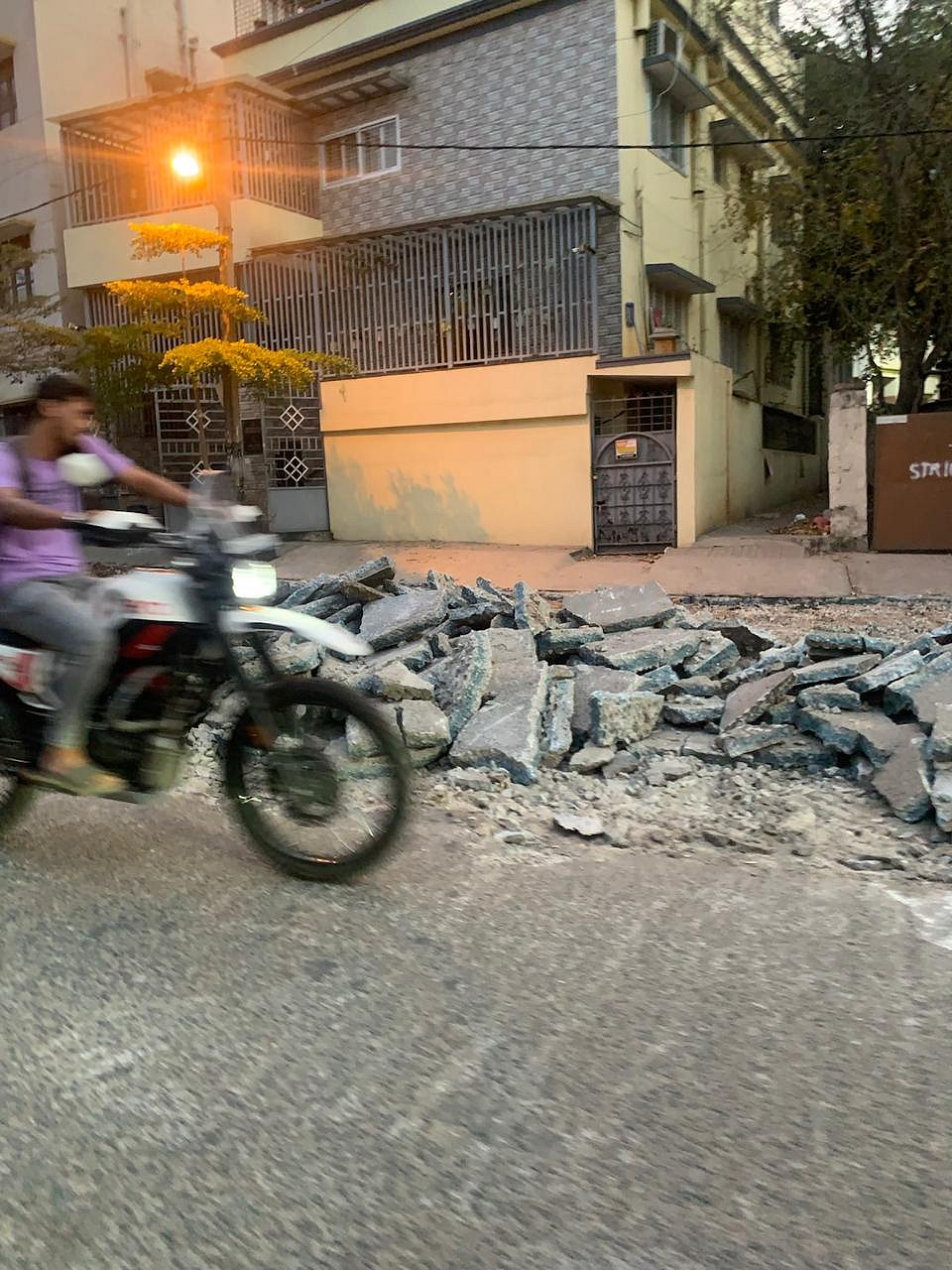 ಬೆಂಗಳೂರು | ಕುಂದು ಕೊರತೆ: ಅಗೆದಿರುವ ರಸ್ತೆ ಸರಿಪಡಿಸಿ