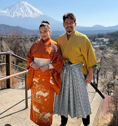  ಜಪಾನ್‌ನ ಸಾಂಪ್ರದಾಯಿಕ ಉಡುಗೆಯಾದ ಕಿಮೋನೊ ಧರಿಸಿ ಮಿಂಚಿದ್ದಾರೆ. ಮಾಧುರಿ ಅವರು ಕೇಸರಿ ಬಣ್ಣದ ಪ್ರಿಂಟೆಡ್ ಕಿಮೋನೊ ಧರಿಸಿದ್ದು, ಅವರ ಪತಿ ಜಪಾನಿನ ಸಮುರಾಯ್ ಉಡುಗೆ ತೊಟ್ಟು, ಕೈಯಲ್ಲಿ ಖಡ್ಗ ಹಿಡಿದು ಪೋಸ್ ನೀಡಿದ್ದಾರೆ.