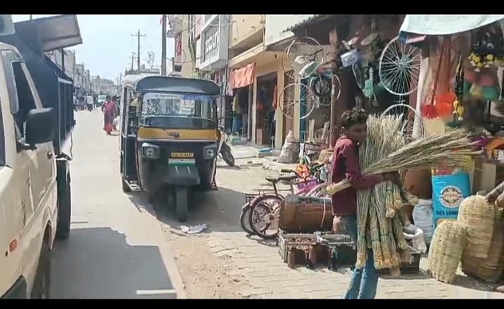 ಪಾದಚಾರಿ ಮಾರ್ಗದಲ್ಲಿ ಸಾಮಗ್ರಿ: ಪುರಸಭೆಯಿಂದ ವ್ಯಾಪಾರಿಗಳಿಗೆ ಎಚ್ಚರಿಕೆ