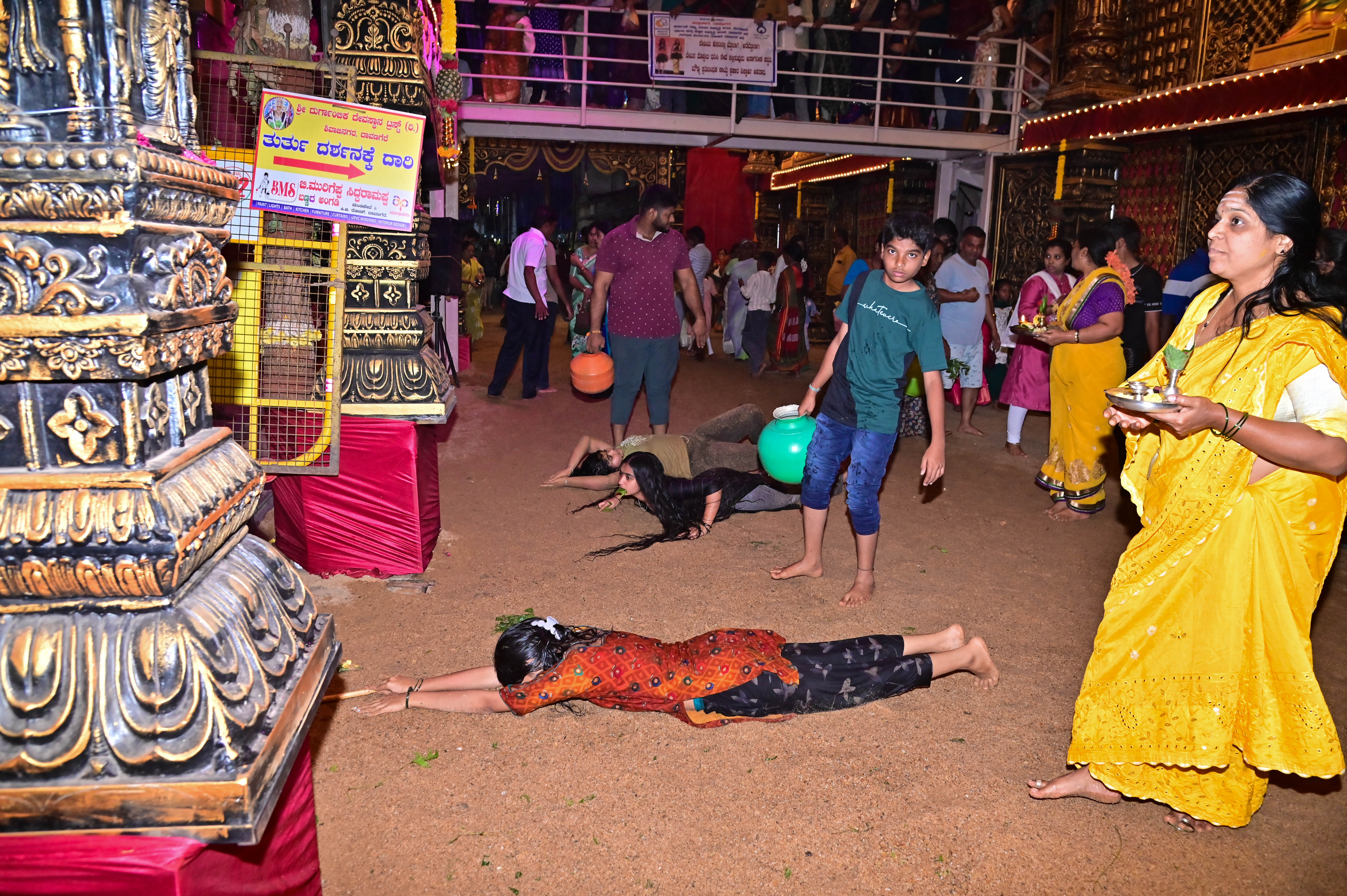 ದಾವಣಗೆರೆಯ ದುರ್ಗಾಂಬಿಕಾ ದೇವಸ್ಥಾನದ ಮುಂಭಾಗದಲ್ಲಿ ಜಾತ್ರೆ ಅಂಗವಾಗಿ ಭಕ್ತರು ಉರುಳು ಸೇವೆ ಮಾಡಿ ಹರಕೆ ತೀರಿಸಿದರು –ಪ್ರಜಾವಾಣಿ ಚಿತ್ರ/ ಸತೀಶ್ ಬಡಿಗೇರ