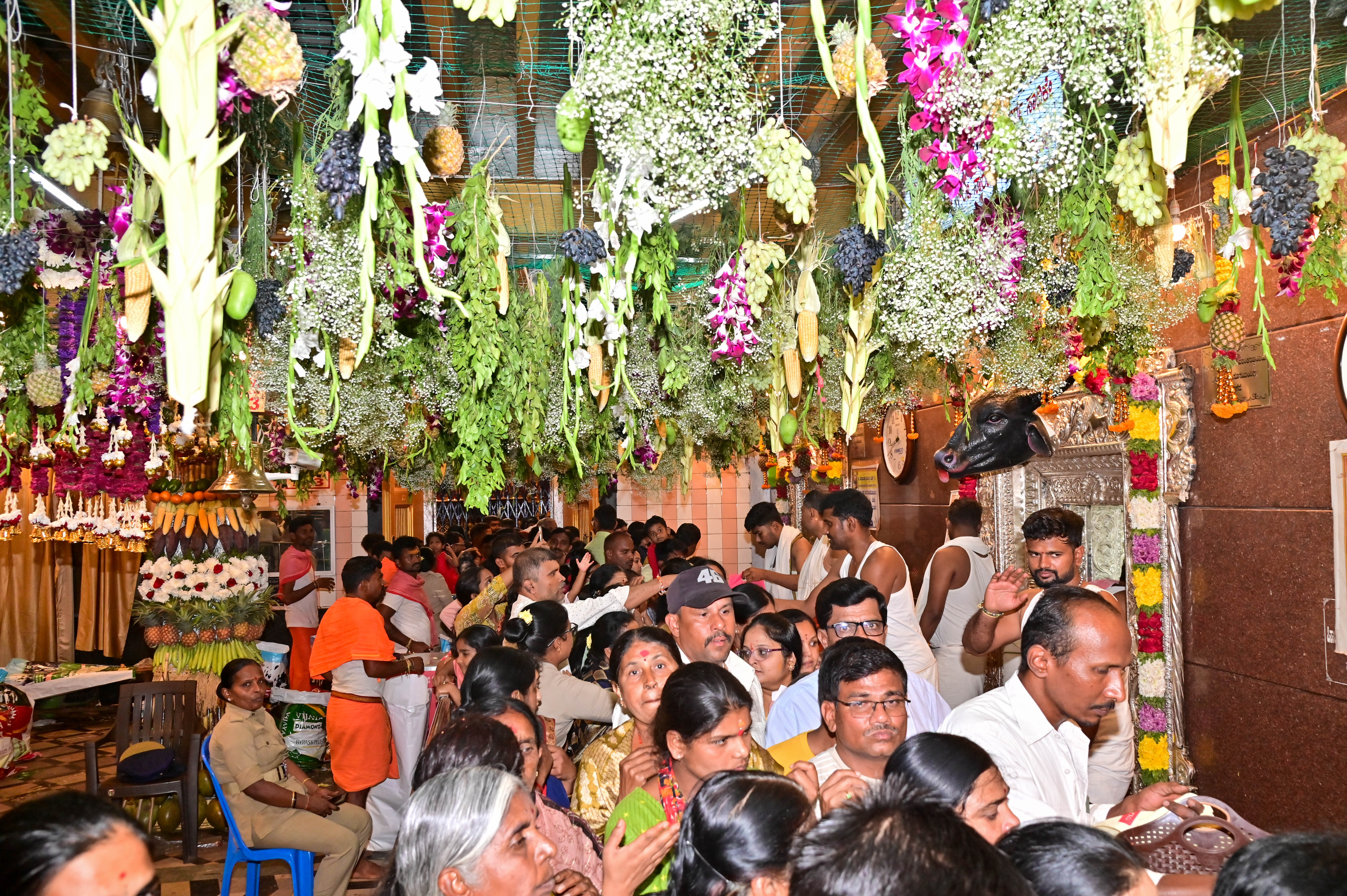 ದಾವಣಗೆರೆಯ ದುರ್ಗಾಂಬಿಕಾ ದೇವಸ್ಥಾನದಲ್ಲಿ ದೇವಿ ದರ್ಶನಕ್ಕೆ ಸರತಿ ಸಾಲಿನಲ್ಲಿ ಬಂದ ಭಕ್ತರು –ಪ್ರಜಾವಾಣಿ ಚಿತ್ರ/ ಸತೀಶ್ ಬಡಿಗೇರ