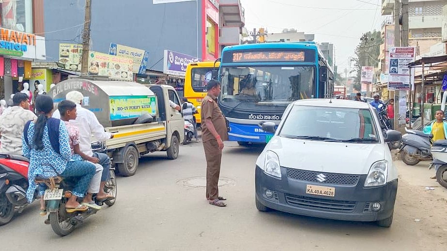 ಹೊಸಕೋಟೆಯಲ್ಲಿ ಅಡ್ಡಾದಿಡ್ಡಿ ವಾಹನ ನಿಲುಗಡೆ: ಸವಾರರಿಗೆ, ಪಾದಚಾರಿಗಳಿಗೆ ಹೈರಾಣ