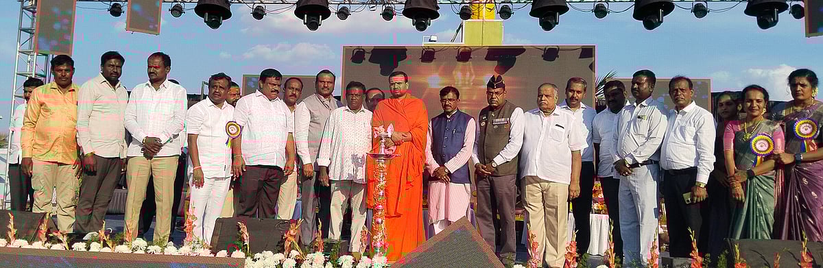 ಶಾಲಾ ವಾರ್ಷಿಕೋತ್ಸವ: ಪ್ರಗತಿಪರ ರೈತರು, ನಿವೃತ್ತ ಯೋಧರು, ಶಿಕ್ಷಕರಿಗೆ ಸತ್ಕಾರ