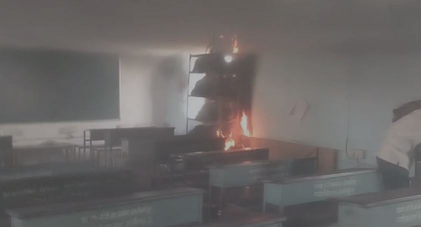 ಹಗರಿಬೊಮ್ಮನಹಳ್ಳಿ: ಸರ್ಕಾರಿ ಶಾಲೆ ಕೊಠಡಿಗೆ ಬೆಂಕಿ, ಪುಸ್ತಕಗಳು ಭಸ್ಮ