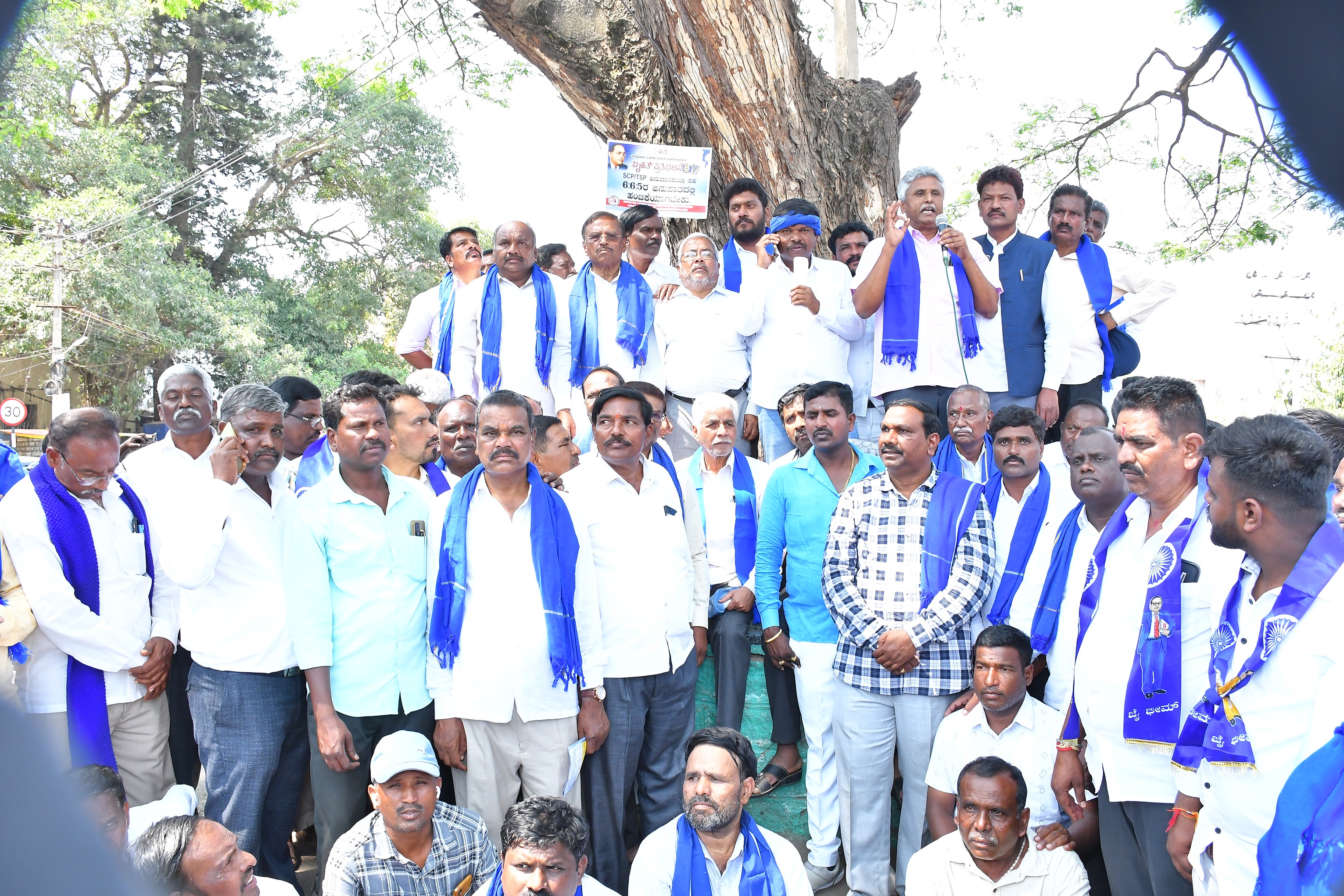 ತುಮಕೂರು ಜಿಲ್ಲಾಧಿಕಾರಿ ಕಚೇರಿ ಎದುರು ಸೋಮವಾರ ಹೋರಾಟದ ನೇತೃತ್ವ ವಹಿಸಿದ್ದ ಪ್ರಮುಖರು ಮಾತನಾಡಿದರು