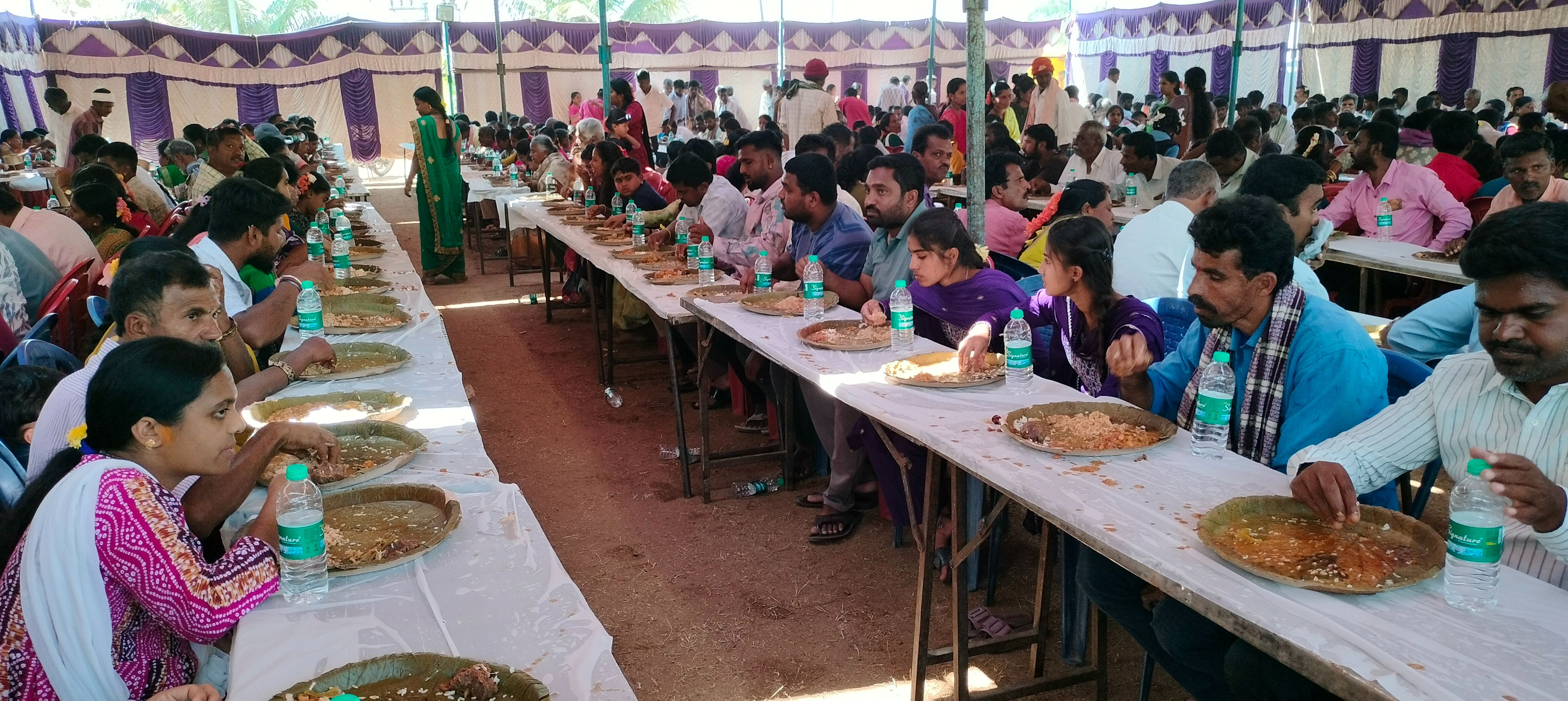ಸೋಮವಾರ ನಡೆದ ಶನೇಶ್ವರ ಸ್ವಾಮಿಯ ಜಾತ್ರಾ ಮಹೋತ್ಸವ ಮತ್ತು ಅನ್ನಸಂತರ್ಪಣೆ ಕಾರ್ಯಕ್ರಮದಲ್ಲಿ ಭಕ್ತರು ಪಂಕ್ತಿಯಲ್ಲಿ ಕುಳಿತು ಊಟ ಮಾಡುತ್ತಿರುವುದು