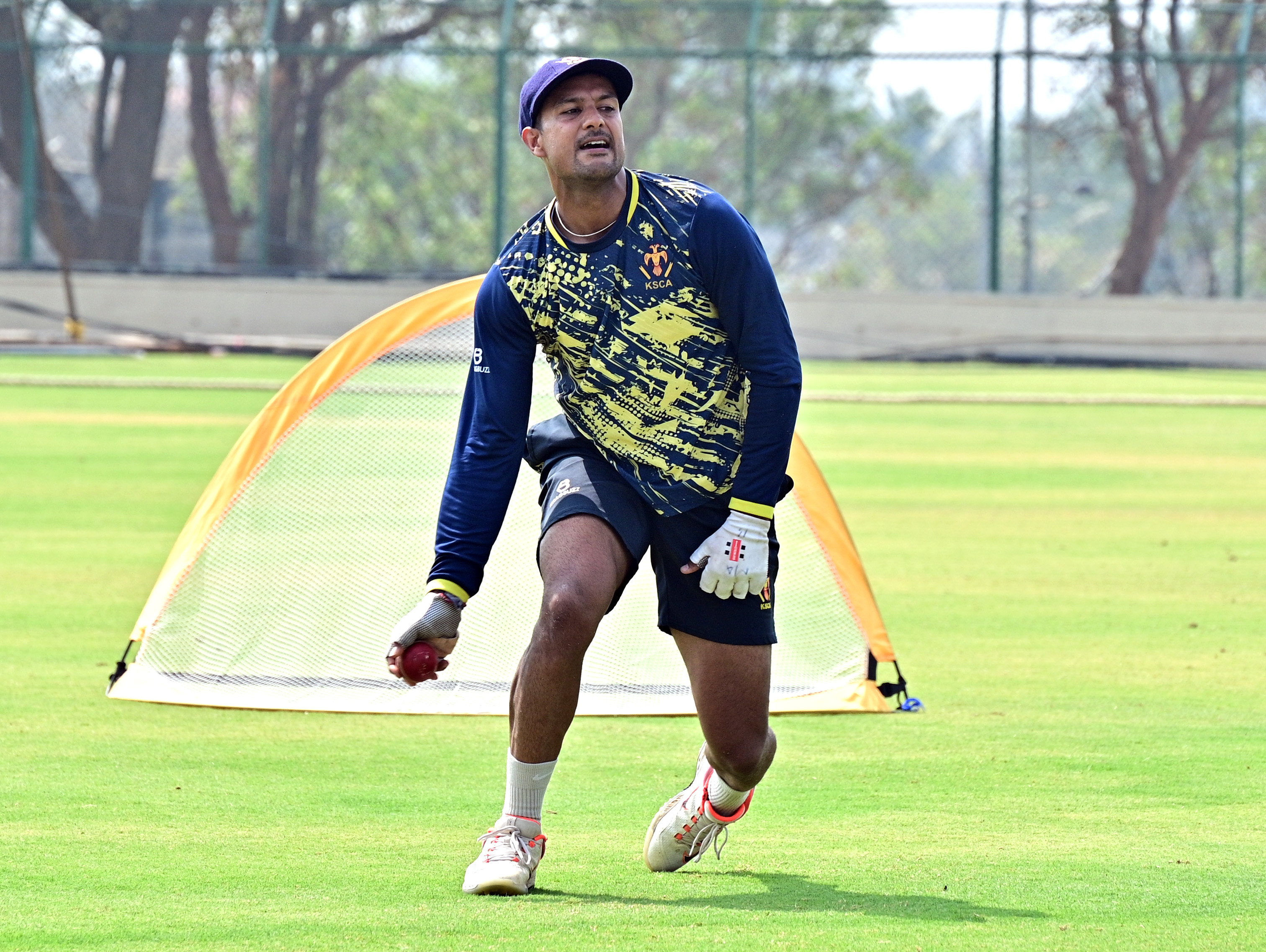 ಹುಬ್ಬಳ್ಳಿಯ ರಾಜನಗರದ ಕೆಎಸ್‌ಸಿಎ ಕ್ರೀಡಾಂಗಣದಲ್ಲಿ ರಣಜಿ ಟ್ರೋಫಿ ಟೂರ್ನಿಯ ಫೈನಲ್ ಪಂದ್ಯ ನಡೆಯಲಿರುವ ಹಿನ್ನೆಲೆಯಲ್ಲಿ ಕರ್ನಾಟಕ ತಂಡದಮಯಂಕ್ ಅಗರವಾಲ್ ಅಭ್ಯಾಸ ನಡೆಸಿದರು -ಪ್ರಜಾವಾಣಿ ಚಿತ್ರ / ಗೋವಿಂದರಾಜ ಜವಳಿ