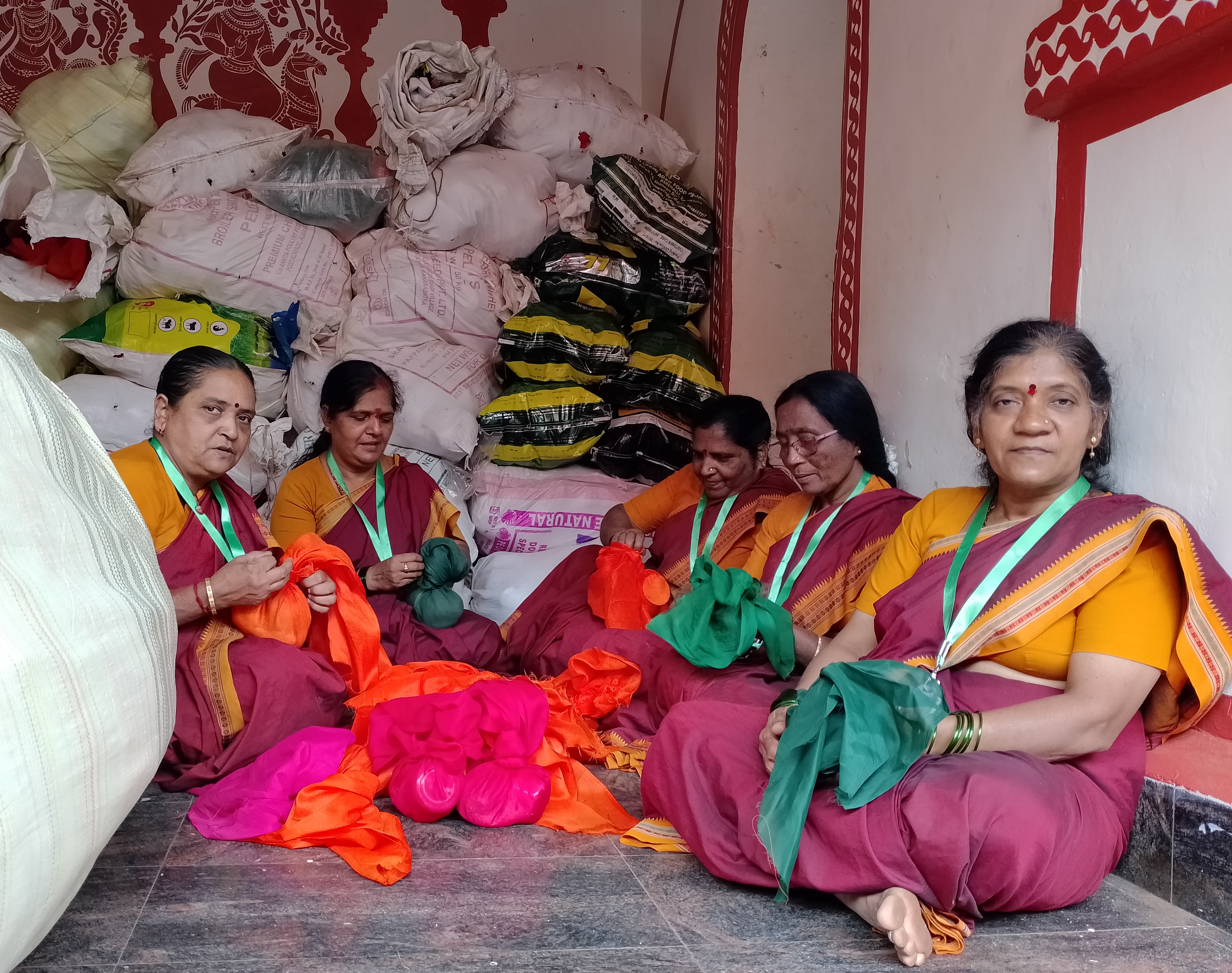 ಉಡಿ ಕಟ್ಟುವಲ್ಲಿ ನಿರತರಾಗಿರುವ ದೇವಾಲಯ ಸಿಬ್ಬಂದಿ 