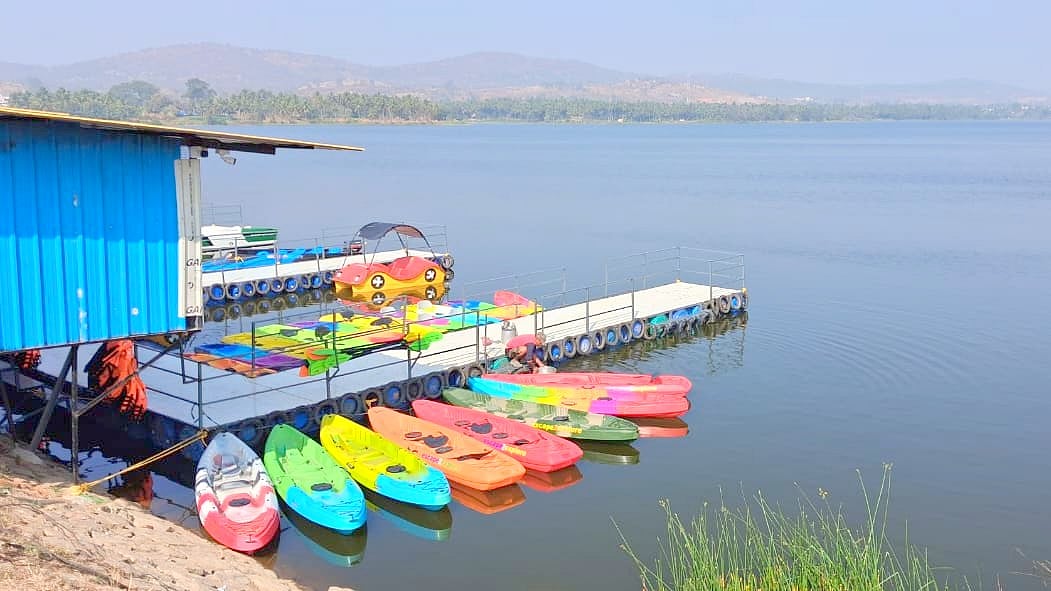 ಬಿಡದಿಯ ನಲ್ಲಿಗುಡ್ಡೆ ಕೆರೆಯಲ್ಲಿ ಜಲಕ್ರೀಡೆ ಕಲರವ: ಕೆರೆಯತ್ತ ಪ್ರವಾಸಿಗರ ಚಿತ್ತ