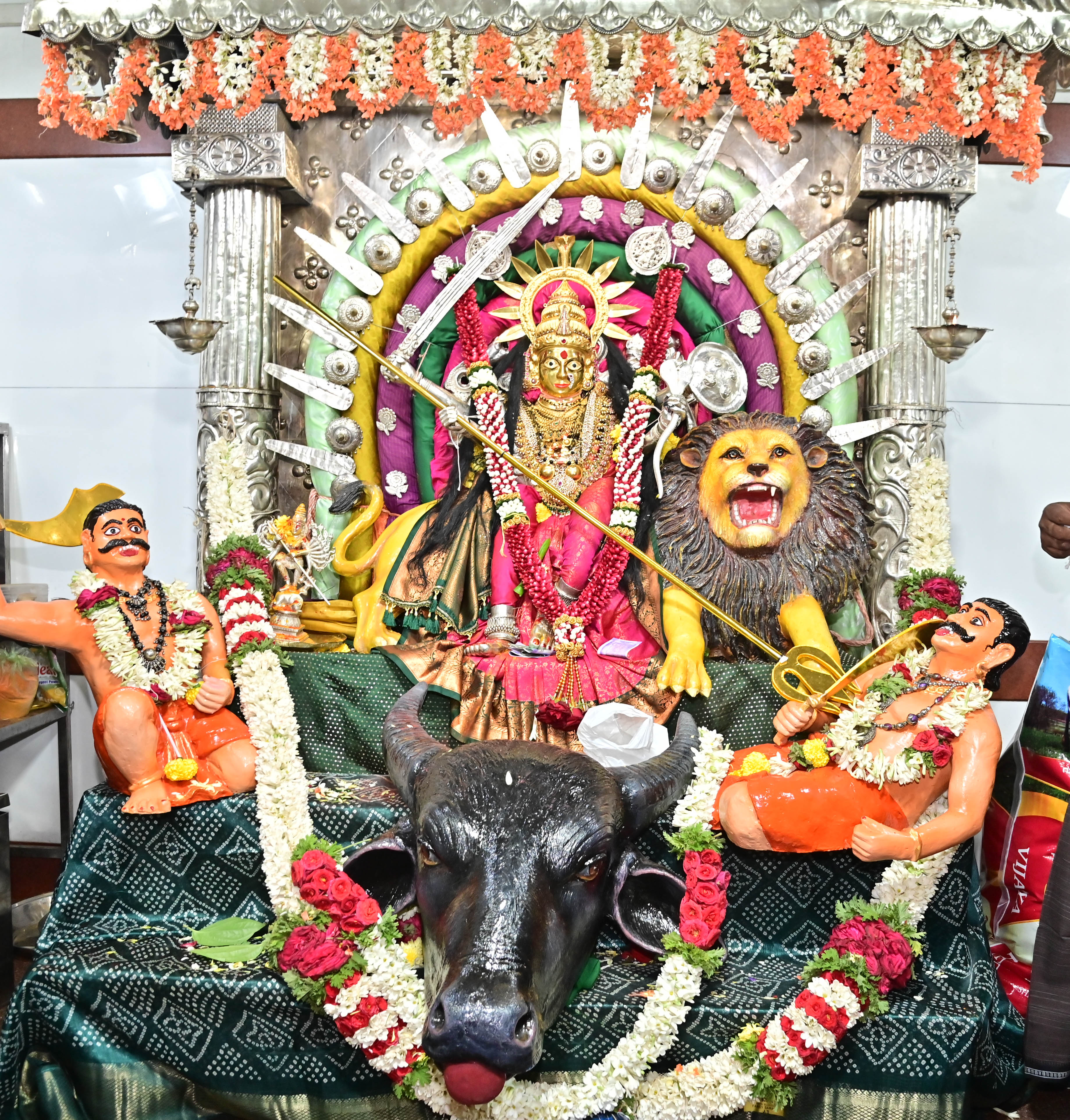 ದಾವಣಗೆರೆಯ ದುರ್ಗಾಂಬಿಕಾ ದೇವಸ್ಥಾನದಲ್ಲಿ ಜಾತ್ರೆ ಅಂಗವಾಗಿ ದೇವಿಗೆ ಸೋಮವಾರ ವಿಶೇಷ ಅಲಂಕಾರ ಮಾಡಲಾಗಿತ್ತು –ಪ್ರಜಾವಾಣಿ ಚಿತ್ರ/ ಸತೀಶ್ ಬಡಿಗೇರ