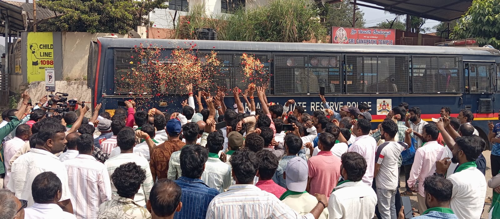 ಬಾಳೆಹೊನ್ನೂರಿನಲ್ಲಿ ಪೊಲೀಸ್ ಬಸ್ಸಿಗೆ ಹೂ ಎರಚಿ ವಿಭಿನ್ನ ಪ್ರತಿಭಟನೆ