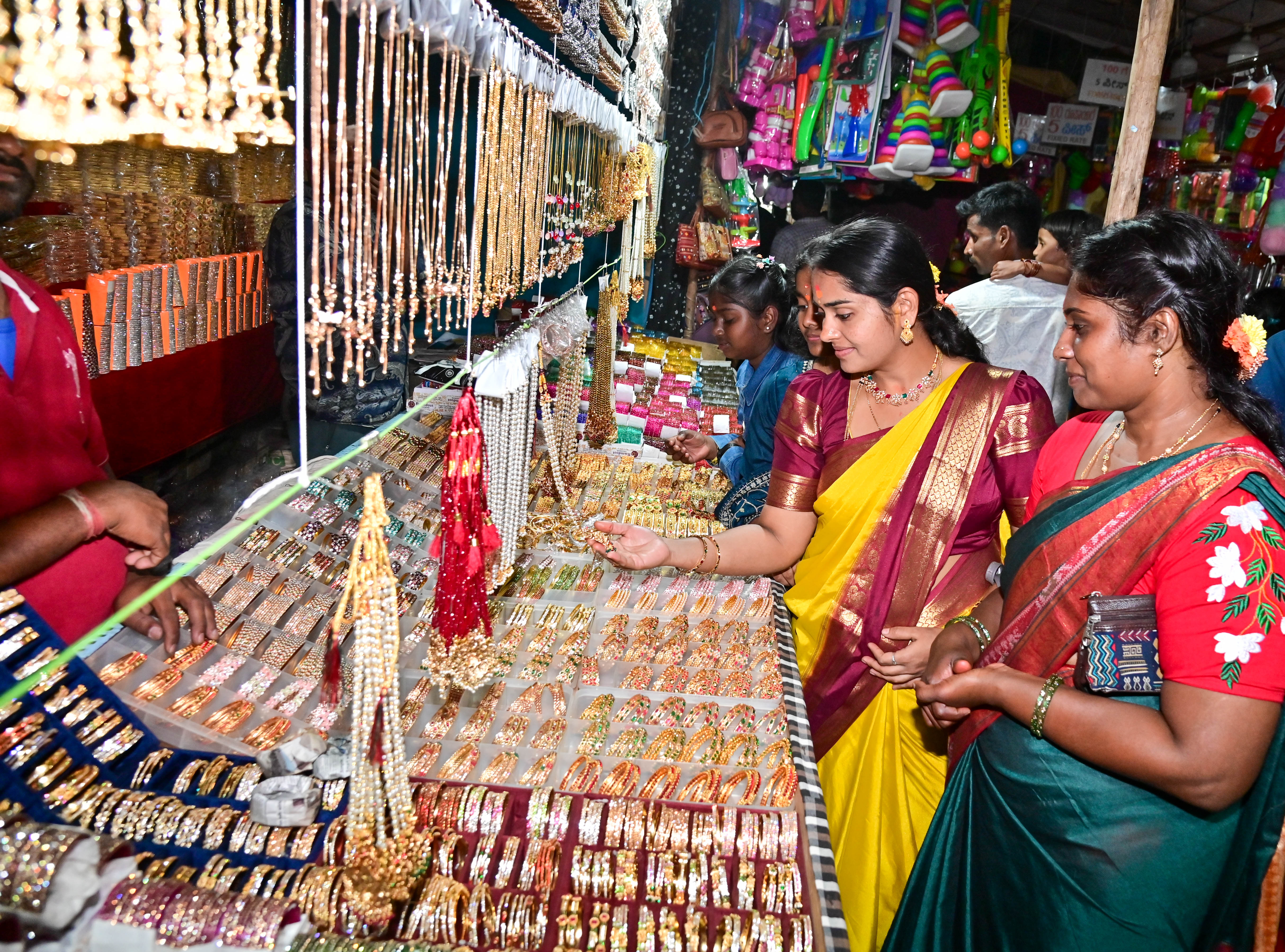 ದಾವಣಗೆರೆಯ ದುರ್ಗಾಂಬಿಕಾ ದೇವಸ್ಥಾನದ ಮುಂಭಾಗದಲ್ಲಿ ಜಾತ್ರೆ ಅಂಗವಾಗಿ ಮಹಿಳೆಯರು ಬಳೆ ಹಾಗೂ ಸರ ಖರೀದಿಸುತ್ತಿರರುವುದು ಸೋಮವಾರ ಕಂಡು ಬಂದಿತು –ಪ್ರಜಾವಾಣಿ ಚಿತ್ರ/ ಸತೀಶ್ ಬಡಿಗೇರ