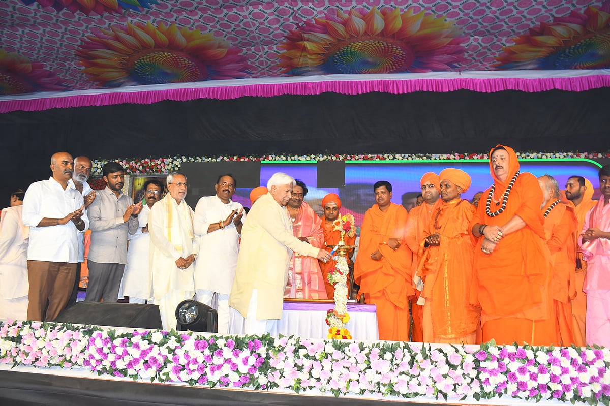 ಎದೆಯೊಳಗೆ ಸಂತಸದ ದೀಪ ಇರಿಸಿಕೊಂಡವರೇ ಸಂತರು