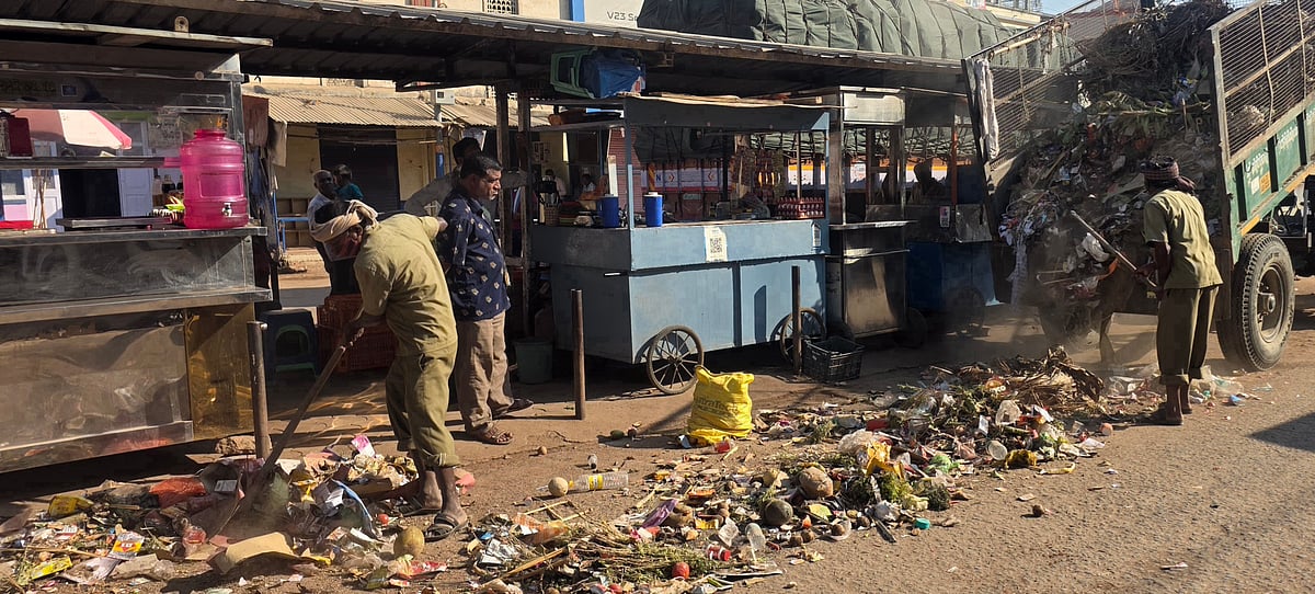 ಅಂಗಡಿ ಎದುರು ಕಸ ತಂದು ಸುರಿದ ಪುರಸಭೆ!