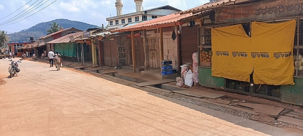 ಪೊಲೀಸ್ ದೌರ್ಜನ್ಯ: ಕೊಪ್ಪ, ಬಾಳೆಹೊನ್ನೂರು, ಜಯಪುರದಲ್ಲಿ ಅಂಗಡಿ ಮುಂಗಟ್ಟು ಬಂದ್