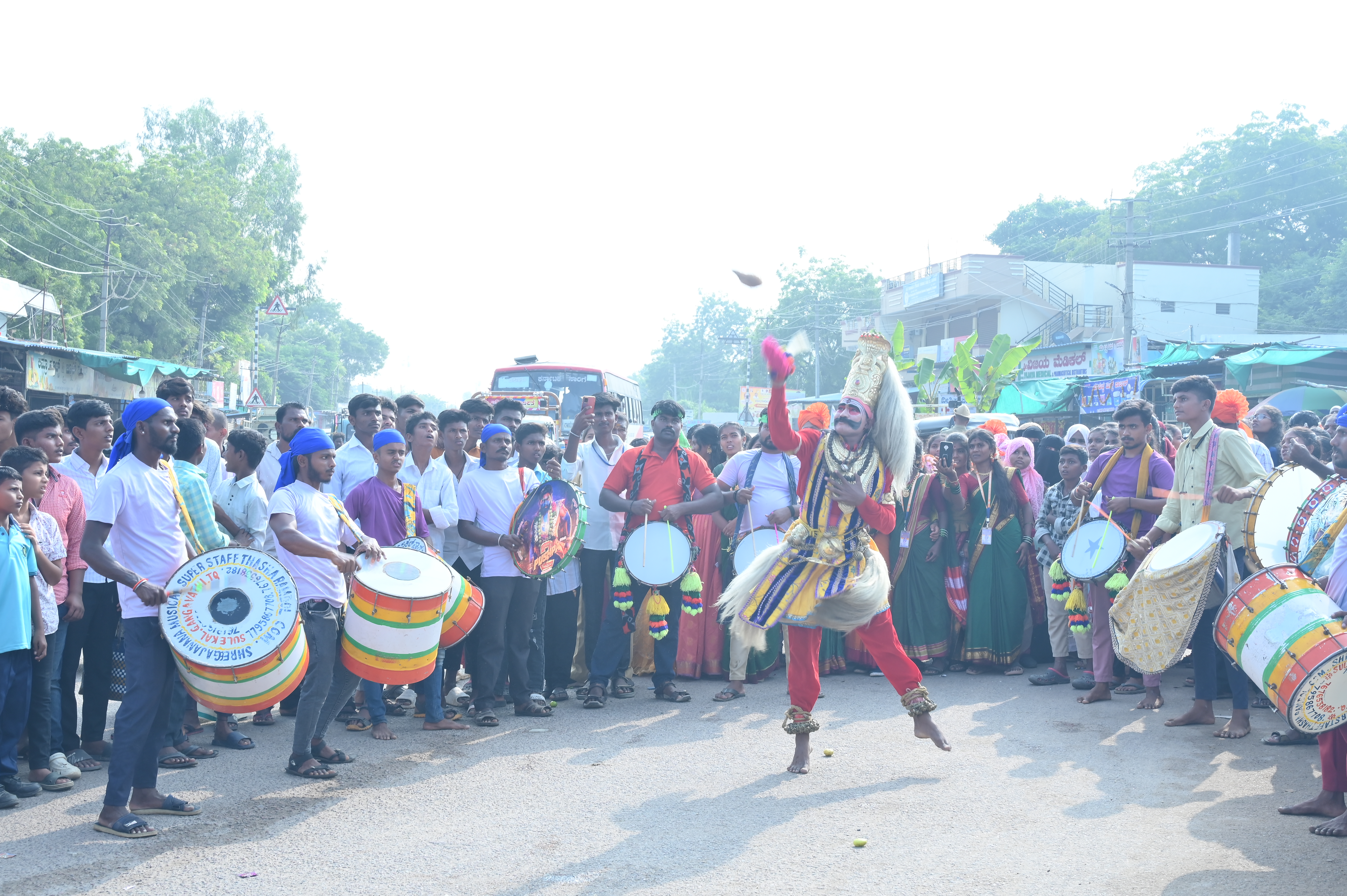 ರಾಯಚೂರು ಜಿಲ್ಲೆಯ ಸಿಂಧನೂರು ತಾಲ್ಲೂಕಿನ ಕಲಾವಿದ ವೀರಗಾಸೆ ಕುಣಿತ ಪ್ರದರ್ಶನ ಮಾಡಿದ