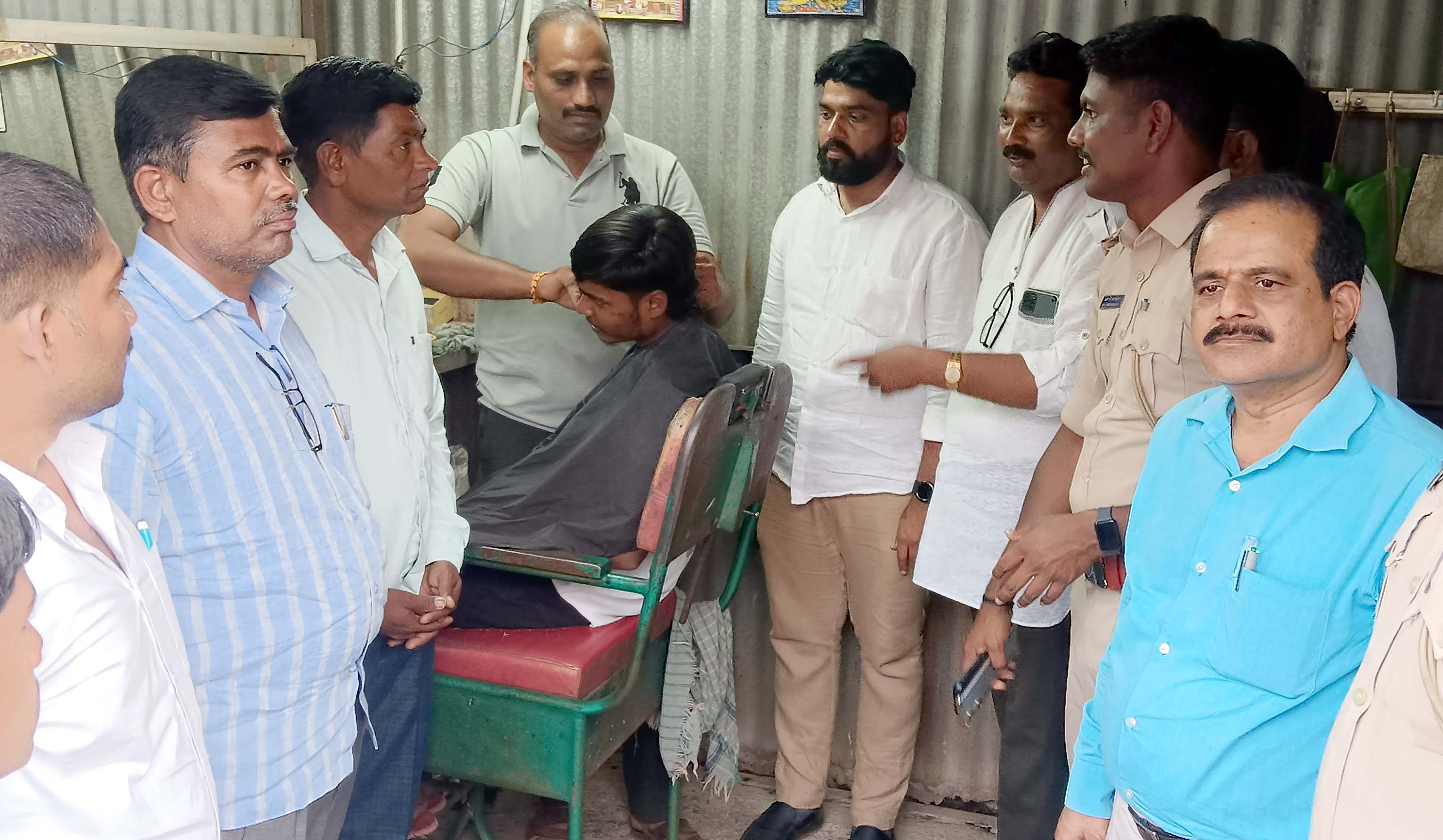 ತೇರದಾಳ ತಾಲ್ಲೂಕಿನ ತಮದಡ್ಡಿಯಲ್ಲಿ ದಲಿತರಿಗೆ ಕ್ಷೌರಕ್ಕೆ ನಿರಾಕರಿಸುತ್ತಿದ್ದರಿಂದ ಗ್ರಾಮಕ್ಕೆ ತೆರಳಿ ಅಧಿಕಾರಿಗಳು ದಲಿತ ಯುವಕನಿಗೆ ಕ್ಷೌರ ಮಾಡುವಂತೆ ಸೂಚಿಸಿದರು.