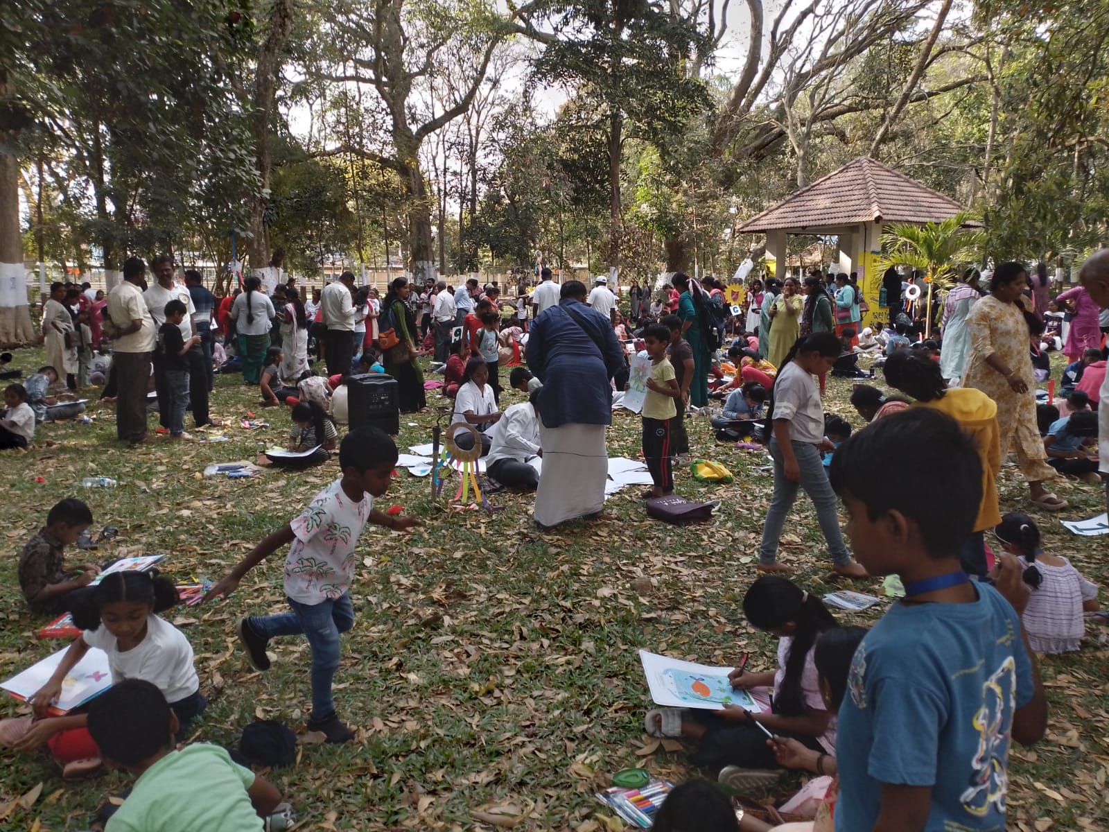 ಚಿತ್ರೋತ್ಸವದಲ್ಲಿ ಭಾಗವಹಿಸಿದ್ದ ಮಕ್ಕಳು ಚಿತ್ರ ಬಿಡಿಸಿದರು.