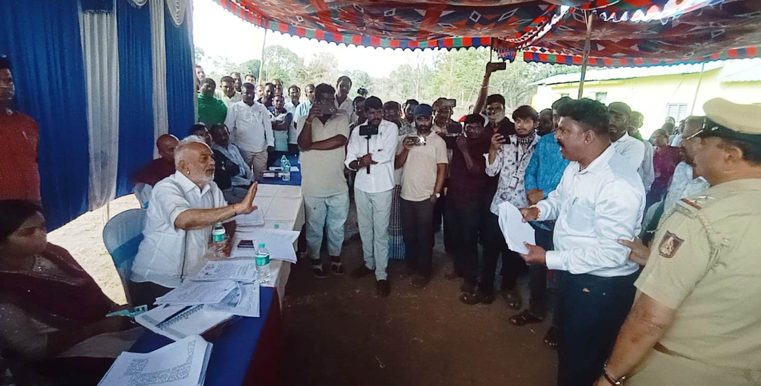 ಕೊಣನೂರು ಸಮೀಪದ ನೆಹರೂ ನಗರದಲ್ಲಿ ಶಾಸಕ ಎ.ಮಂಜು ಇತ್ತೀಚೆಗೆ ಸಭೆ ನಡೆಸಿದ್ದರು.