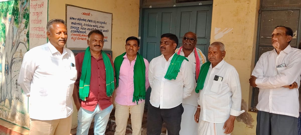 ಹೊಸಪೇಟೆ: ರೈತ ಸಂಪರ್ಕ ಕೇಂದ್ರಕ್ಕೆ ಬೀಗ ಹಾಕಿ ಪ್ರತಿಭಟನೆ