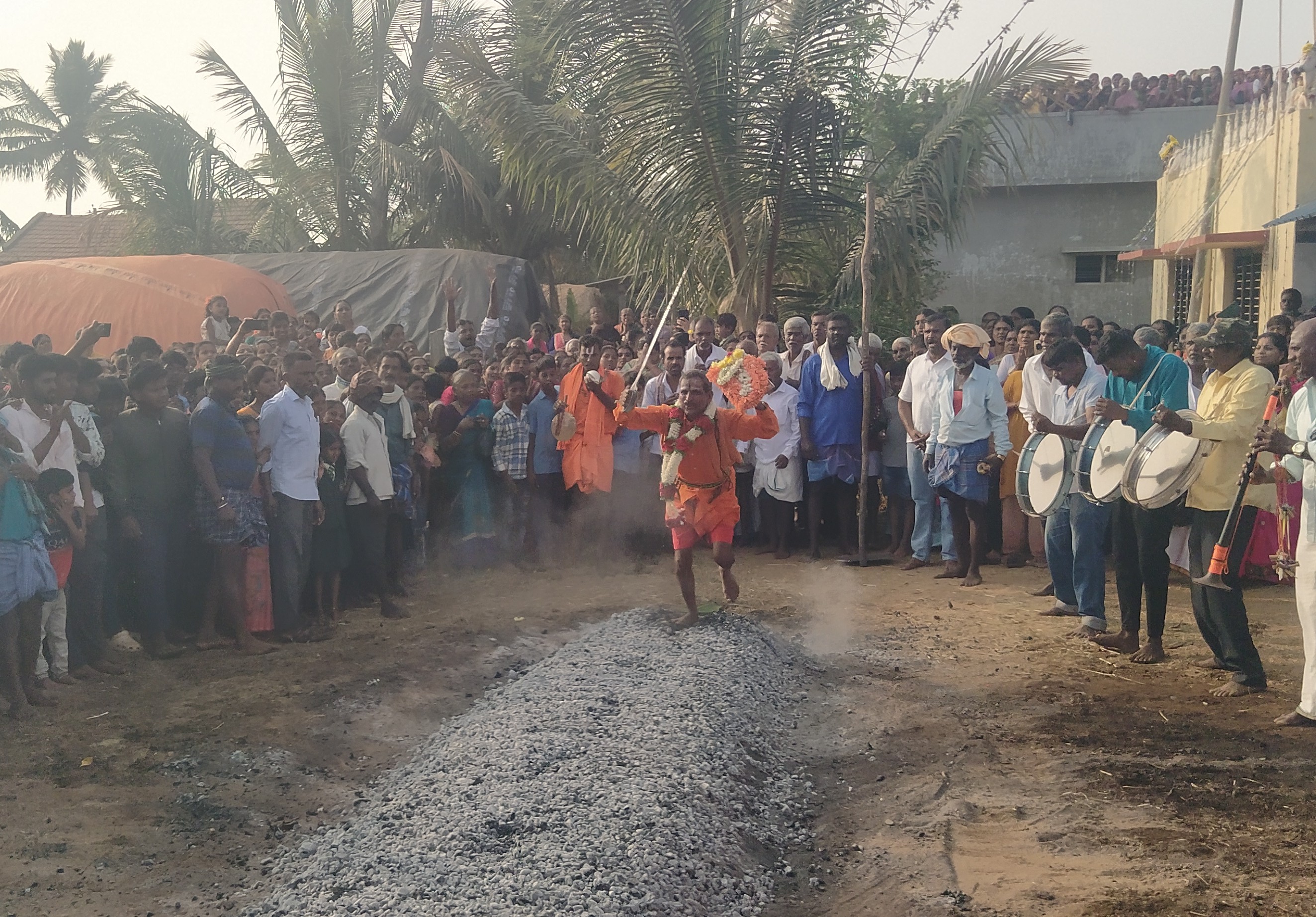 ಧರ್ಮಾಪುರದಲ್ಲಿ ಮಂಗಳವಾರ ನಡೆದ ಈಶ್ವರ ಮಾದೇಶ್ವರ ಸ್ವಾಮಿಯ ಕೊಂಡೋತ್ಸವದಲ್ಲಿ ಮಾದೇಶ್ವರ ಸ್ವಾಮಿಯ ಅರ್ಚಕ ಪಾಪಣ್ಣ ಕೊಂಡ ಹಾಯ್ದರು.