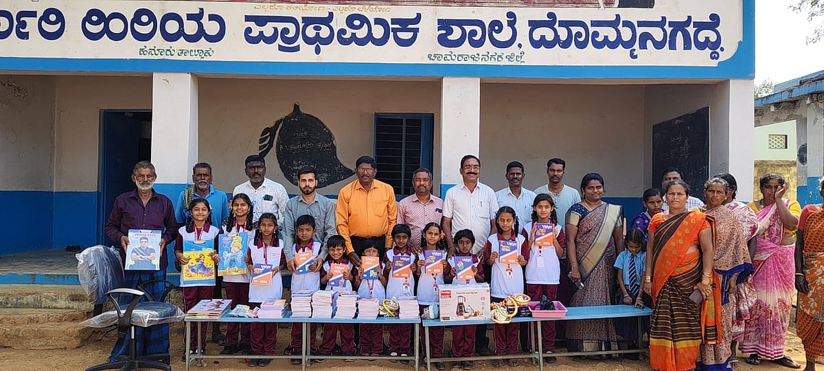  ಹನೂರು: ಸರ್ಕಾರ ಶಾಲೆ ಮಕ್ಕಳಿಗೆ ಪಠ್ಯ ಸಾಮಗ್ರಿ , ಶರ್ಟ್ ಕೊಡುಗೆ