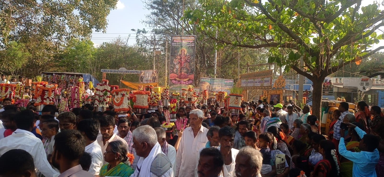 ಪಾವಗಡ  ತಾಲೂಕಿನ ಅರಸೀಕೆರೆ ಗ್ರಾಮದಲ್ಲಿ ಮಂಗಳವಾರ ಕೊಲ್ಲಾಪುರದಮ್ಮ  ಜಾತ್ರಾ ಮಹೋತ್ಸವ ಪ್ರಯುಕ್ತ ಆರತಿಗಳೊಂದಿಗೆ ಮೆರವಣಿಗೆ ನಡೆಸಲಾಯಿತು..