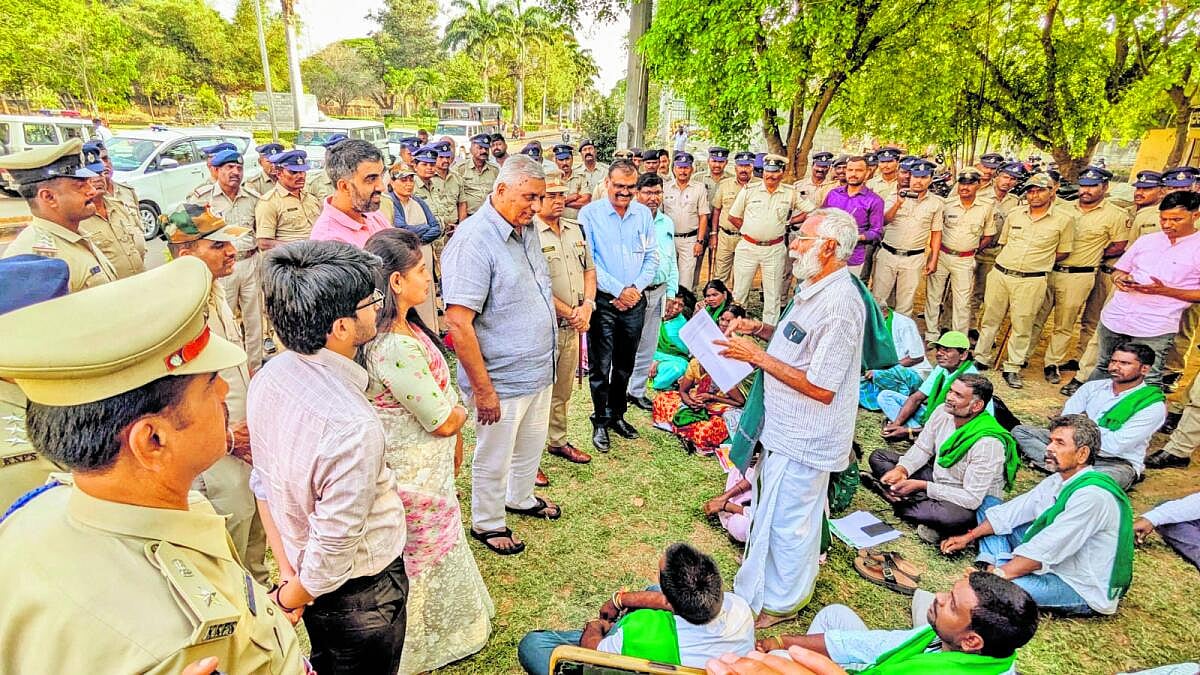 ಬಂಡೀಪುರ ಸಫಾರಿಗೆ ರೈತರ ಆಕ್ರೋಶ: ಚಾಮರಾಜನಗರ ಡಿಸಿ ಕಚೇರಿ ಮುಂದೆ ಪ್ರತಿಭಟನೆ 