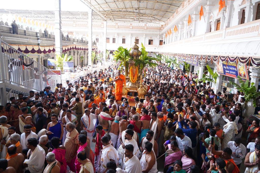 ಮಂತ್ರಾಲಯದಲ್ಲಿ ಮಂಗಳವಾರ ಶ್ರೀ ರಾಘವೇಂದ್ರ ಸ್ವಾಮಿ ರವರ 431ನೇ ಹುಟ್ಟು ಹಬ್ಬದ ನಿಮಿತ್ಯವಾಗಿ ನವರತ್ನ ಖಚಿತ ಚಿನ್ನದ ರಥದಲ್ಲಿ ರಾಯರ ಚಿನ್ನದ ಪ್ರತಿಮೆಯನ್ನು ಇಟ್ಟು ವೈಭವದಿಂದ ರಥೋತ್ಸವ ನಡೆಯಿತು