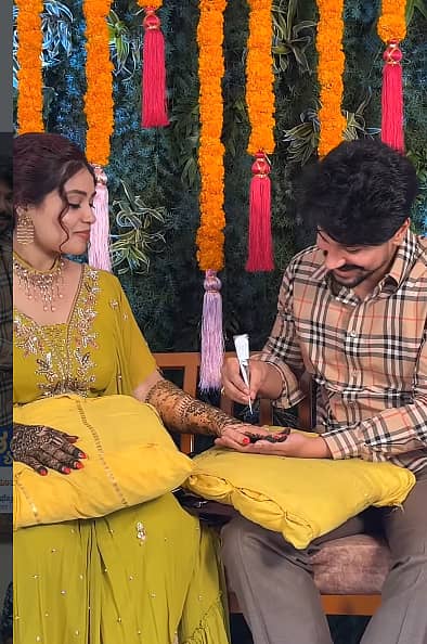 ದುಷ್ಯಂತ್‌ ವರು ಭಾವಿ ಪತ್ನಿ ರಚನಾ ಅವರಿಗೆ ಮೆಹಂದಿ ಹಾಕುವ ಚಿತ್ರಗಳನ್ನು ಸಾಮಾಜಿಕ ಮಾಧ್ಯಮ ಇನ್ಸ್ಟಾಗ್ರಾಂನಲ್ಲಿ ಹಂಚಿಕೊಂಡಿದ್ದಾರೆ.