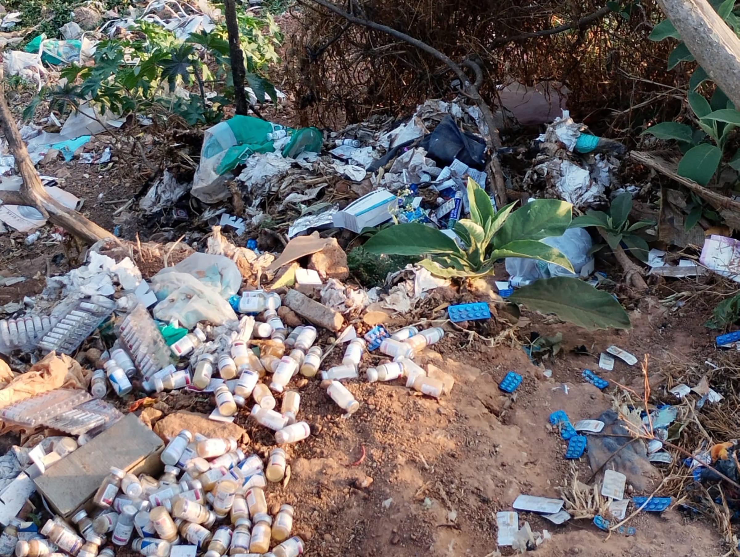 ಶಿಡ್ಲಘಟ್ಟದ ಗೌಡನ ಕೆರೆಯಲ್ಲಿ ಸುರಿದಿರುವ ಆಸ್ಪತ್ರೆ(ಜೈವಿಕ) ತ್ಯಾಜ್ಯ