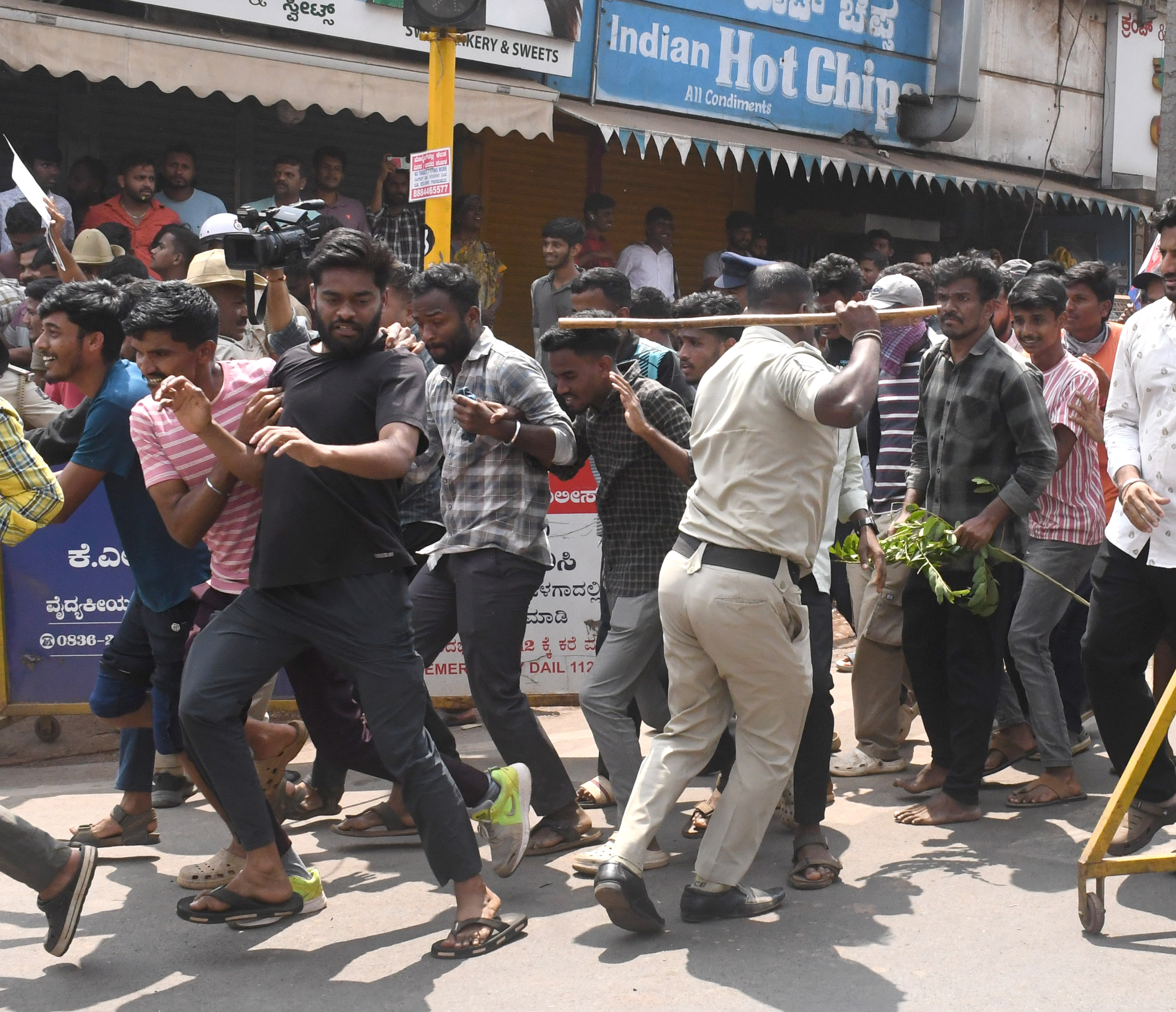 ಜುಬಿಲಿ ವೃತ್ತದ ಕಡೆಗೆ ನುಗ್ಗಲು ಮುಂದಾದ ಪ್ರತಿಭಟನಾಕಾರರತ್ತ ಪೊಲೀಸರು ಲಾಠಿ ಬೀಸಿದರು -ಚಿತ್ರ: ಬಿ.ಎಂ.ಕೇದಾರನಾಥ