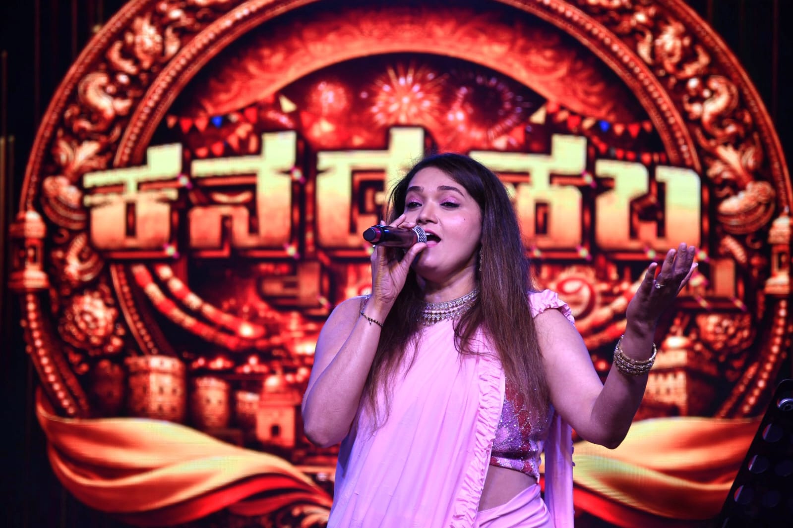 ಬೆಳಗಾವಿ ಜಿಲ್ಲಾ ಕ್ರೀಡಾಂಗಣದಲ್ಲಿ ಮಂಗಳವಾರ ಸಂಜೆ ನಡೆದ ‘ಕನ್ನಡ ಹಬ್ಬ’ ಕಾರ್ಯಕ್ರಮದಲ್ಲಿ ಖ್ಯಾತ ಹಿನ್ನೆಲೆ ಗಾಯಕಿ ಅನುರಾಧ ಭಟ್‌ ಹಾಡಿನ ಮೋಡಿ