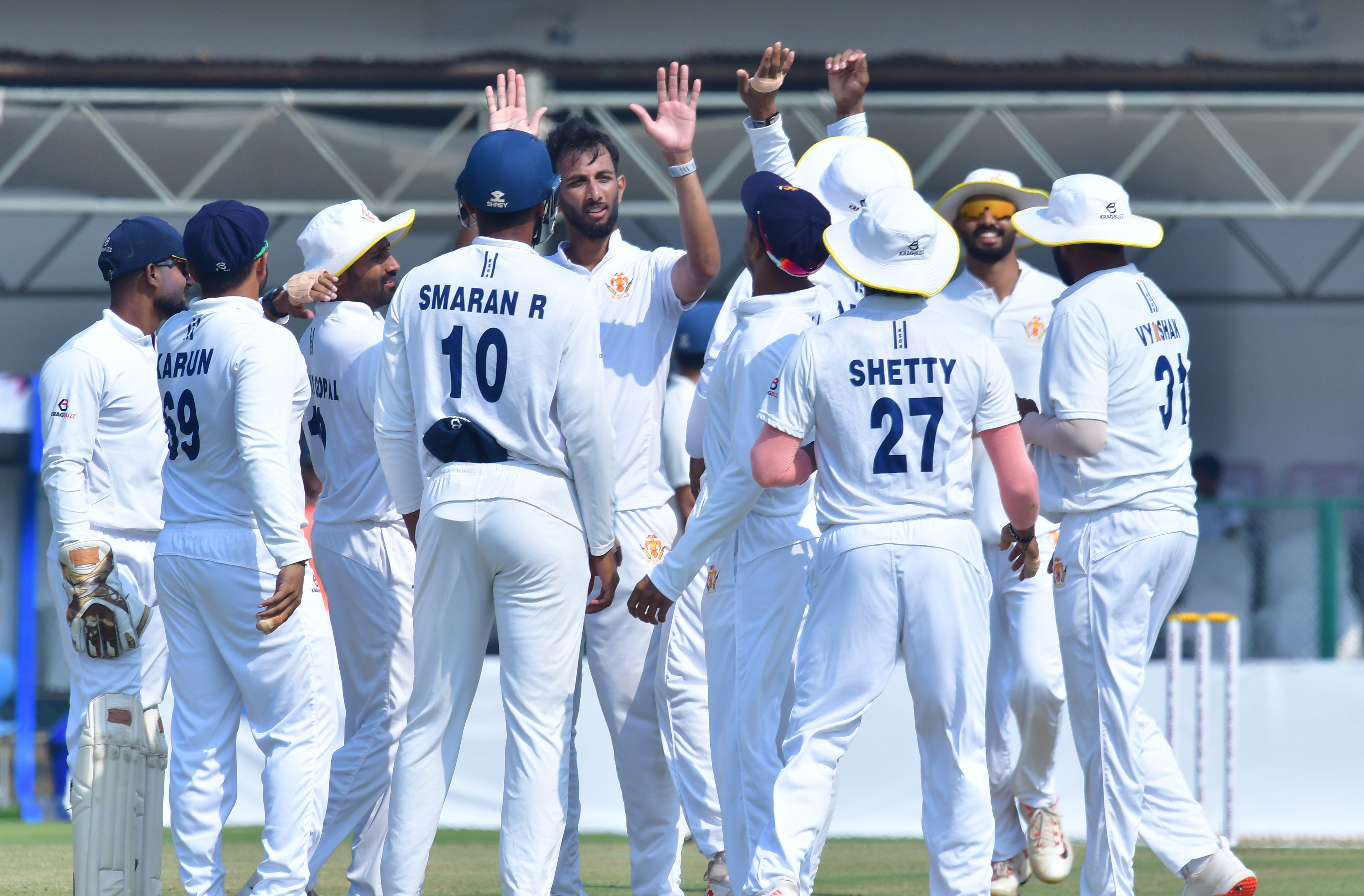 ಹುಬ್ಬಳ್ಳಿಯ ರಾಜನಗರದ ಕೆಎಸ್.ಸಿ.ಎ ಕ್ರೀಡಾಂಗಣದಲ್ಲಿ ಮಂಗಳವಾರ ಆರಂಭವಾದ ರಣಜಿ ಟ್ರೋಫಿ ಟೂರ್ನಿಯ ಜಮ್ಮು ಮತ್ತು ಕಾಶ್ಮೀರ ಎದುರಿನ ಫೈನಲ್‌ ಪಂದ್ಯದಲ್ಲಿ ವಿಕೆಟ್‌ ಪಡೆದ ಪ್ರಸಿದ್ಧ ಕೃಷ್ಣ ಅವರನ್ನು ಸಹ ಆಟಗಾರರು ಅಭಿನಂದಿಸಿದರು
ಪ್ರಜಾವಾಣಿ ಚಿತ್ರಗಳು: ಗೋವಿಂದರಾಜ ಜವಳಿ