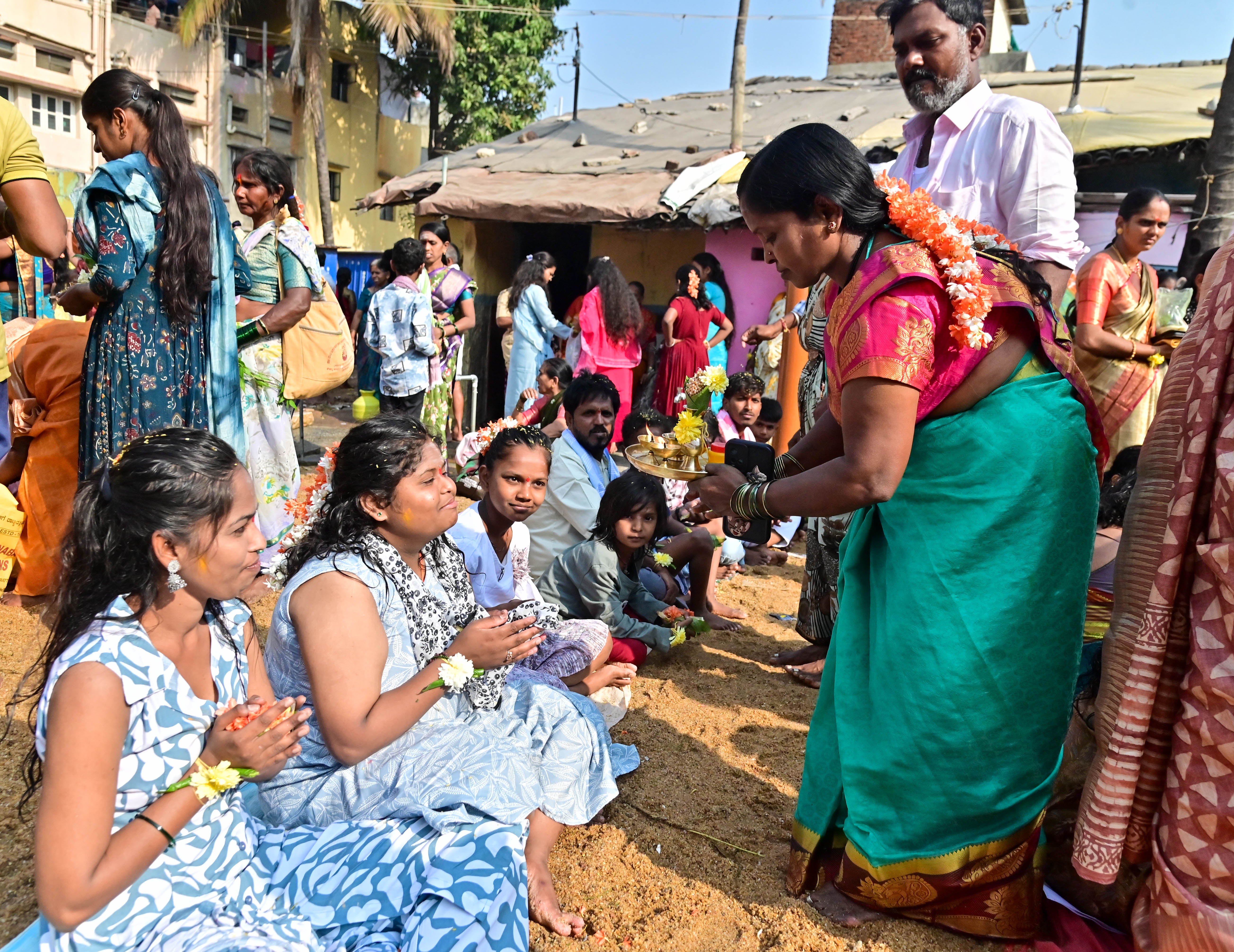 ದಾವಣಗೆರೆಯ ದುರ್ಗಾಂಬಿಕಾ ದೇವಿ ಜಾತ್ರೆ ಅಂಗವಾಗಿ ದೇವಸ್ಥಾನದ ಆವರಣದಲ್ಲಿ ಹರಿಕೆ ತೀರಿಸಿದ ನಂತರ ಆರತಿ ಮಾಡುತ್ತಿರುವುದು –ಪ್ರಜಾವಾಣಿ ಚಿತ್ರ/ ಸತೀಶ್ ಬಡಿಗೇರ