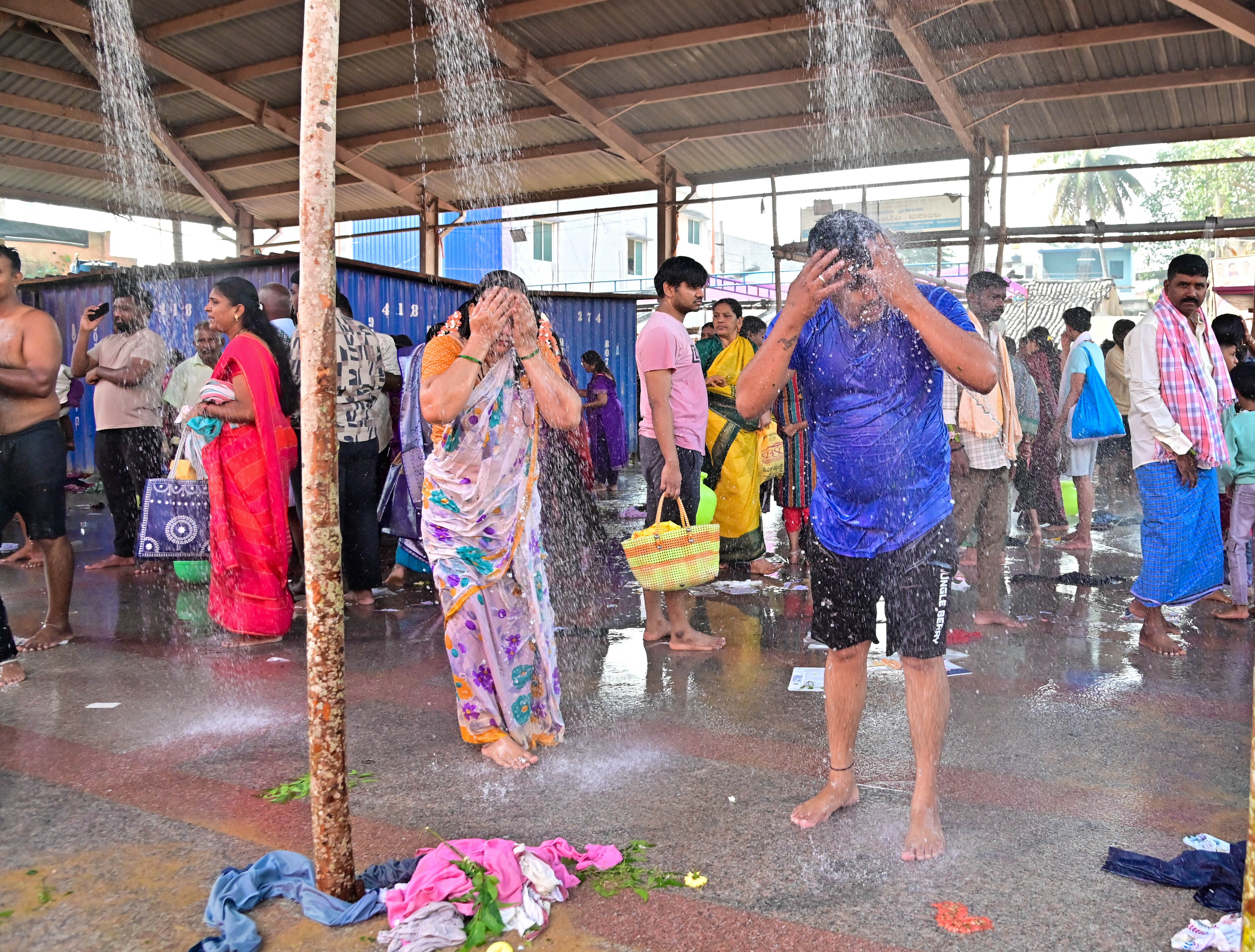 ದಾವಣಗೆರೆಯ ದುರ್ಗಾಂಬಿಕಾ ದೇವಿ ಜಾತ್ರೆ ಅಂಗವಾಗಿ ದೇವಸ್ಥಾನದ ಆವರಣದಲ್ಲಿ ಭಕ್ತರು ಸ್ನಾನ ಮಾಡಿದರು –ಪ್ರಜಾವಾಣಿ ಚಿತ್ರ/ ಸತೀಶ್ ಬಡಿಗೇರ